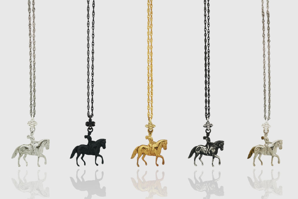 Конен спорт – Дамски медальон с фигура на ездачка – Частично позлатено покритие – Сребро 925 – Ръчно изработено спортно бижу/талисман конна езда – Идеален подарък за жена – SSJ