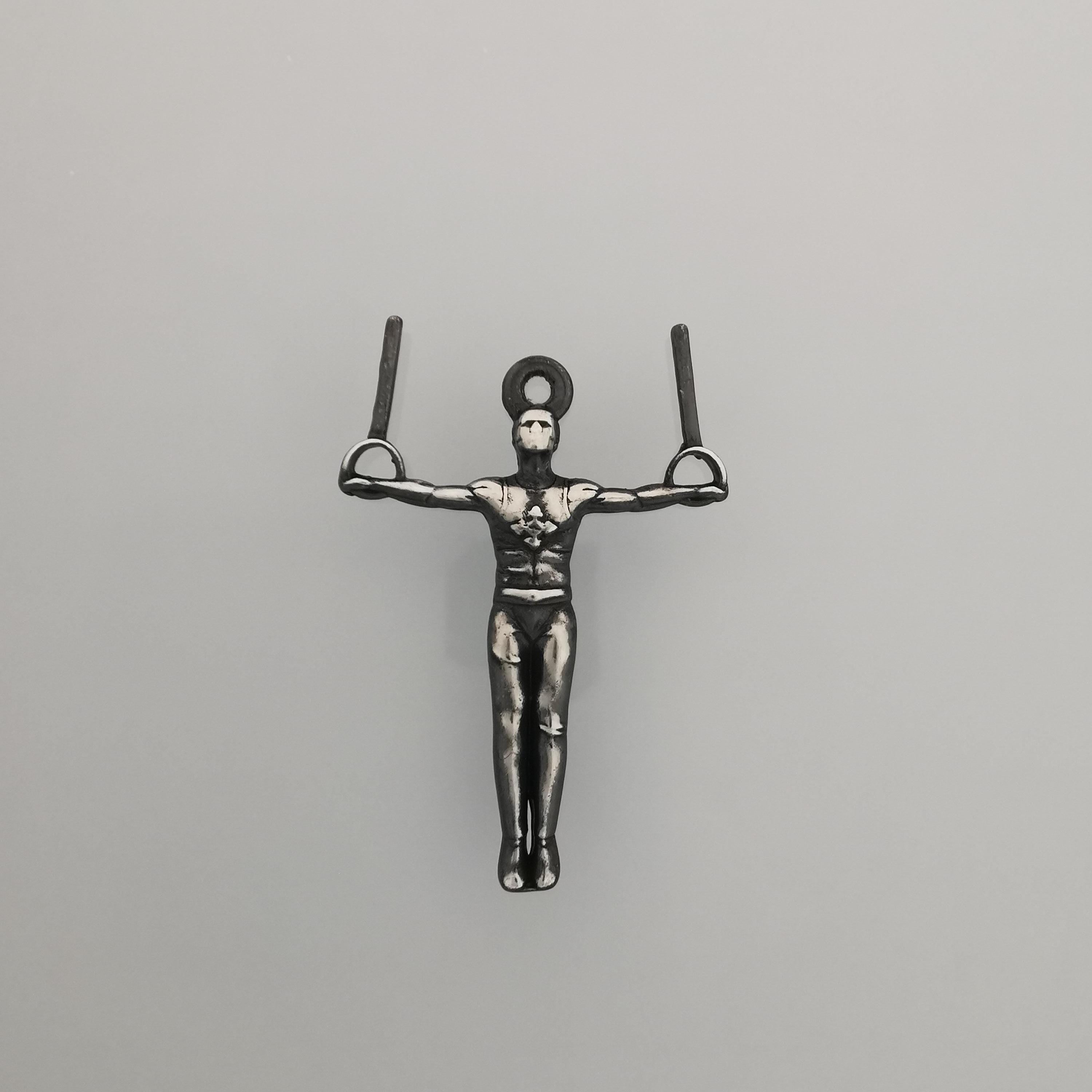 Гимнастик на халки – Мъжки спортен медальон от сребро 925 с винтидж покритие – Ръчно изработено бижу талисман за гимнастици и спортисти – Идеален подарък за спортист, треньор или фен – SSJ