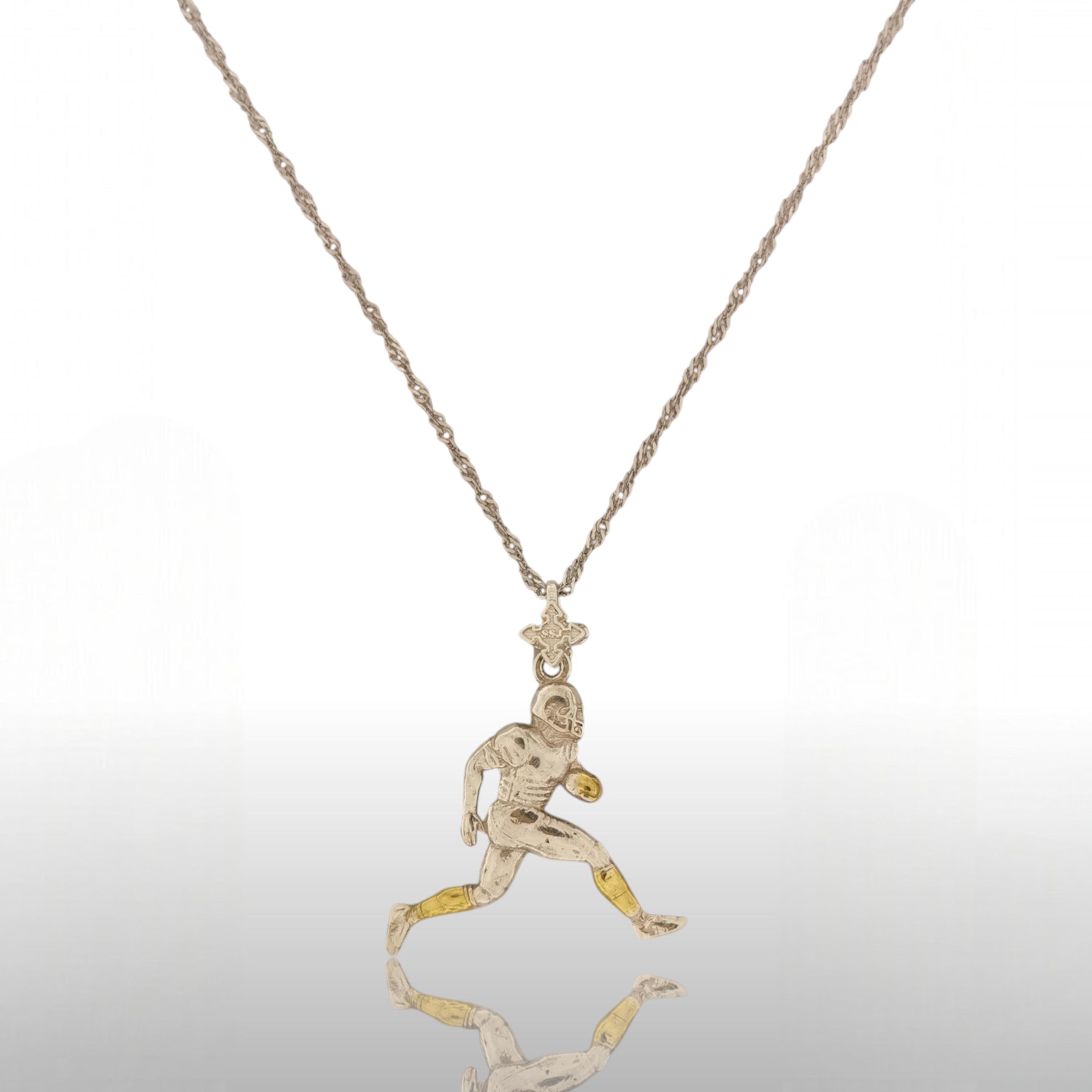 Американски футбол – Мъжки спортен медальон от сребро 925 с частично позлатено покритие – Ръчно изработено бижу талисман за спортисти и фенове – Идеален подарък за играч, треньор или почитател – SSJ