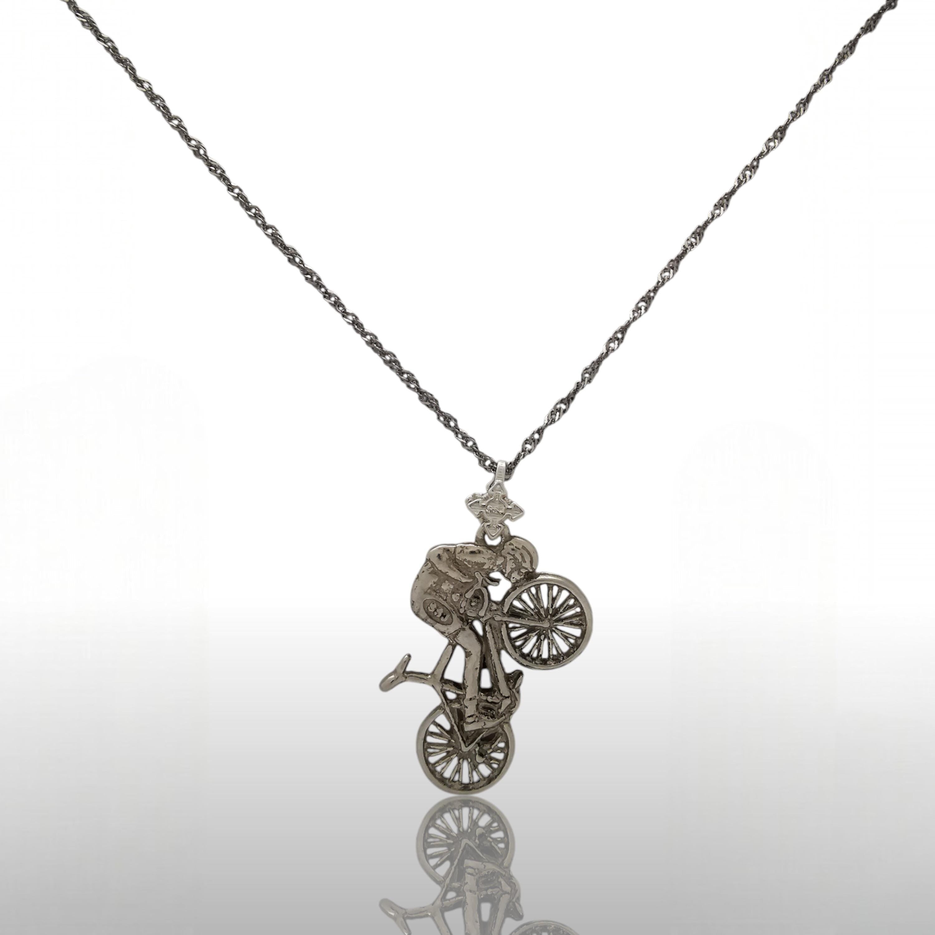 Колоездач – Мъжки спортен медальон от класическо сребро 925 – Ръчно изработено бижу за шосейно колоездене – Символ на любовта към спорта – SSJ