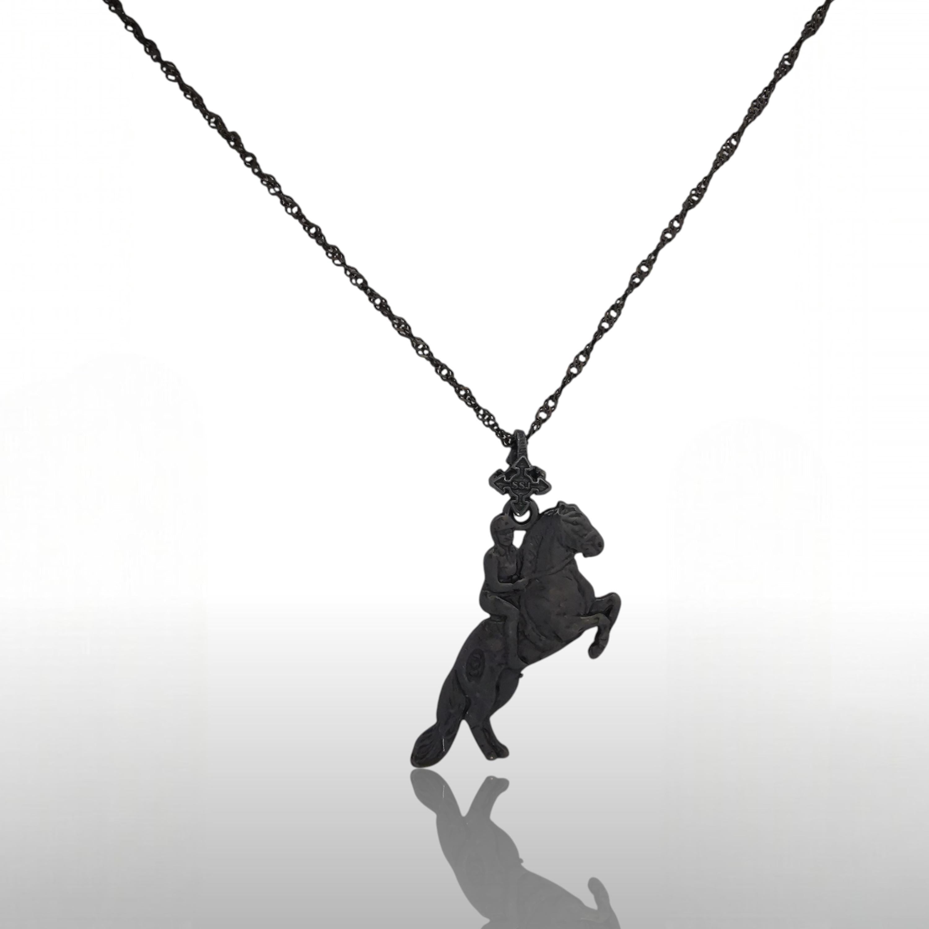 Конен спорт – Мъжки медальон „Ездач при прескачане на препятствие“ – Оксидирано сребро 925 – Ръчно изработено спортно бижу/талисман за конен спорт – Идеален подарък за мъж – SSJ