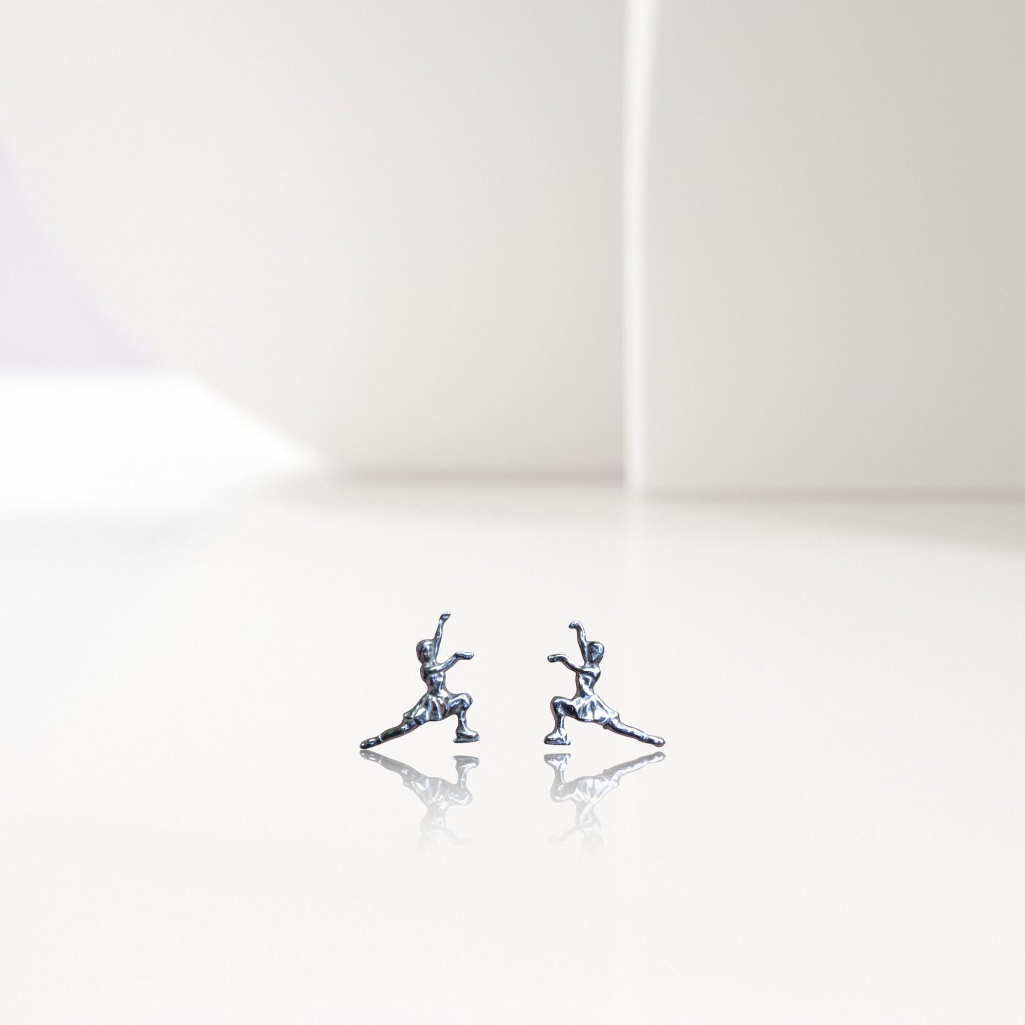 Фигурно пързаляне – Дамски обеци от сребро 925 в класическо сребро – Ръчно изработени спортни бижута – Идеален подарък за жена, фенка на фигурното пързаляне – SSJ