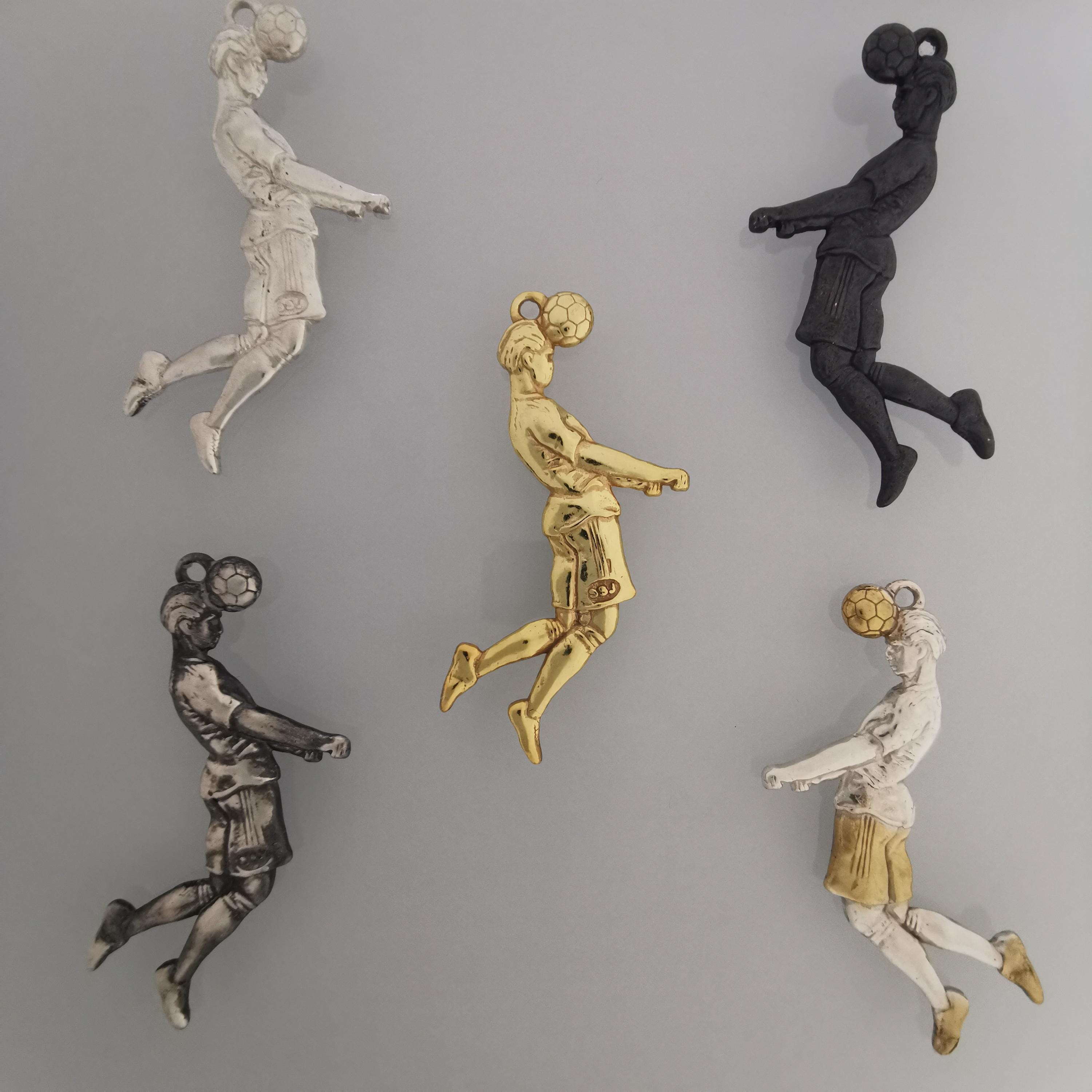 Футболист (удар с глава) – Мъжки спортен медальон от сребро 925 с винтидж покритие – Ръчно изработено спортно бижу – Идеален подарък за мъж, фен на футбола – SSJ