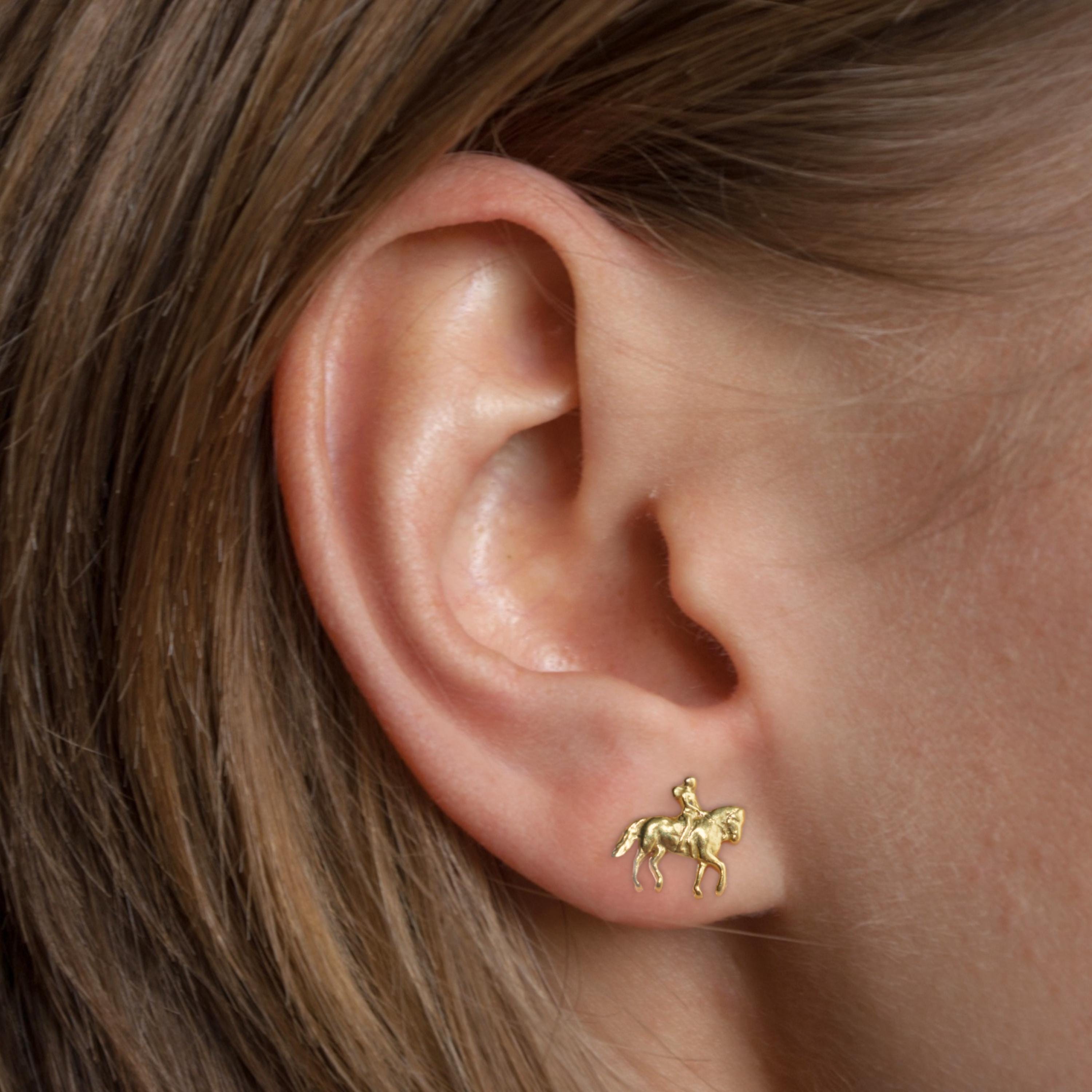 Конен спорт – Дамски обеци с фигура на ездачка – Позлатено покритие – Сребро 925 – Ръчно изработени спортни бижута/талисмани конна езда – Идеален подарък за жена – SSJ