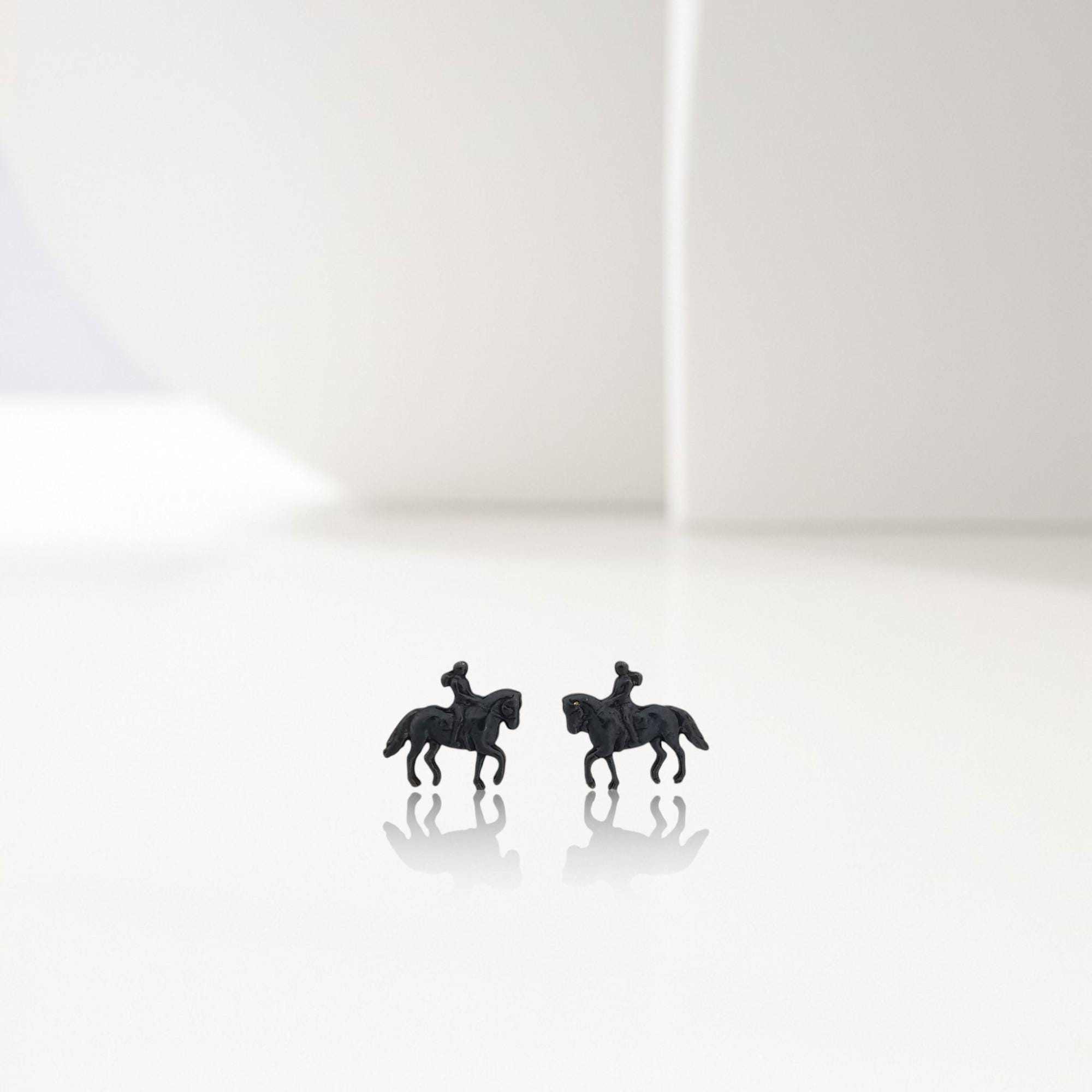 Конен спорт – Дамски обеци с фигура на ездачка – Оксидирано сребро 925 – Ръчно изработени спортни бижута/талисмани конна езда – Идеален подарък за жена – SSJ