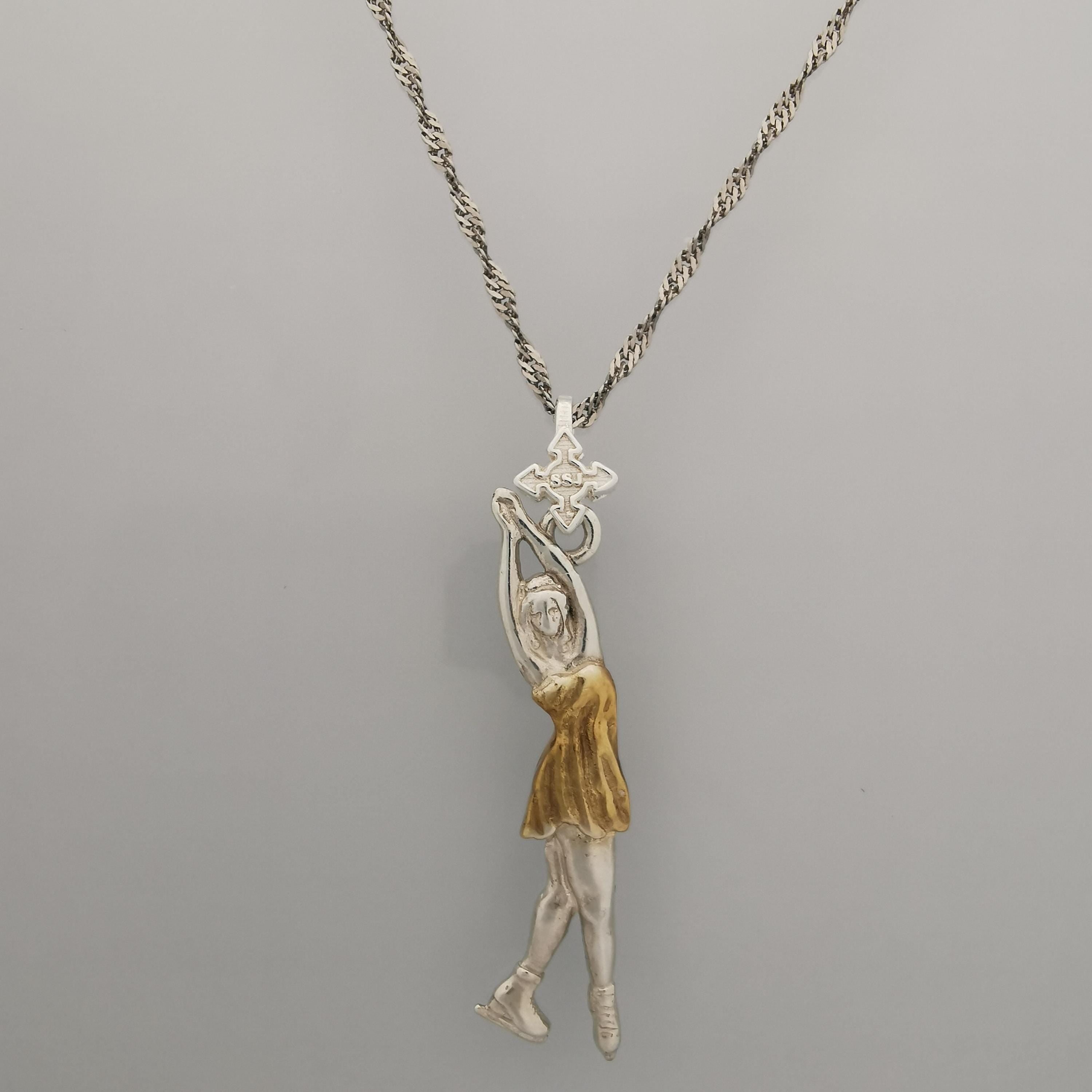 Фигурно пързаляне – Дамски спортен медальон от сребро 925 с частично позлатено покритие – Ръчно изработено спортно бижу – Идеален подарък за жена, фенка на фигурното пързаляне – SSJ