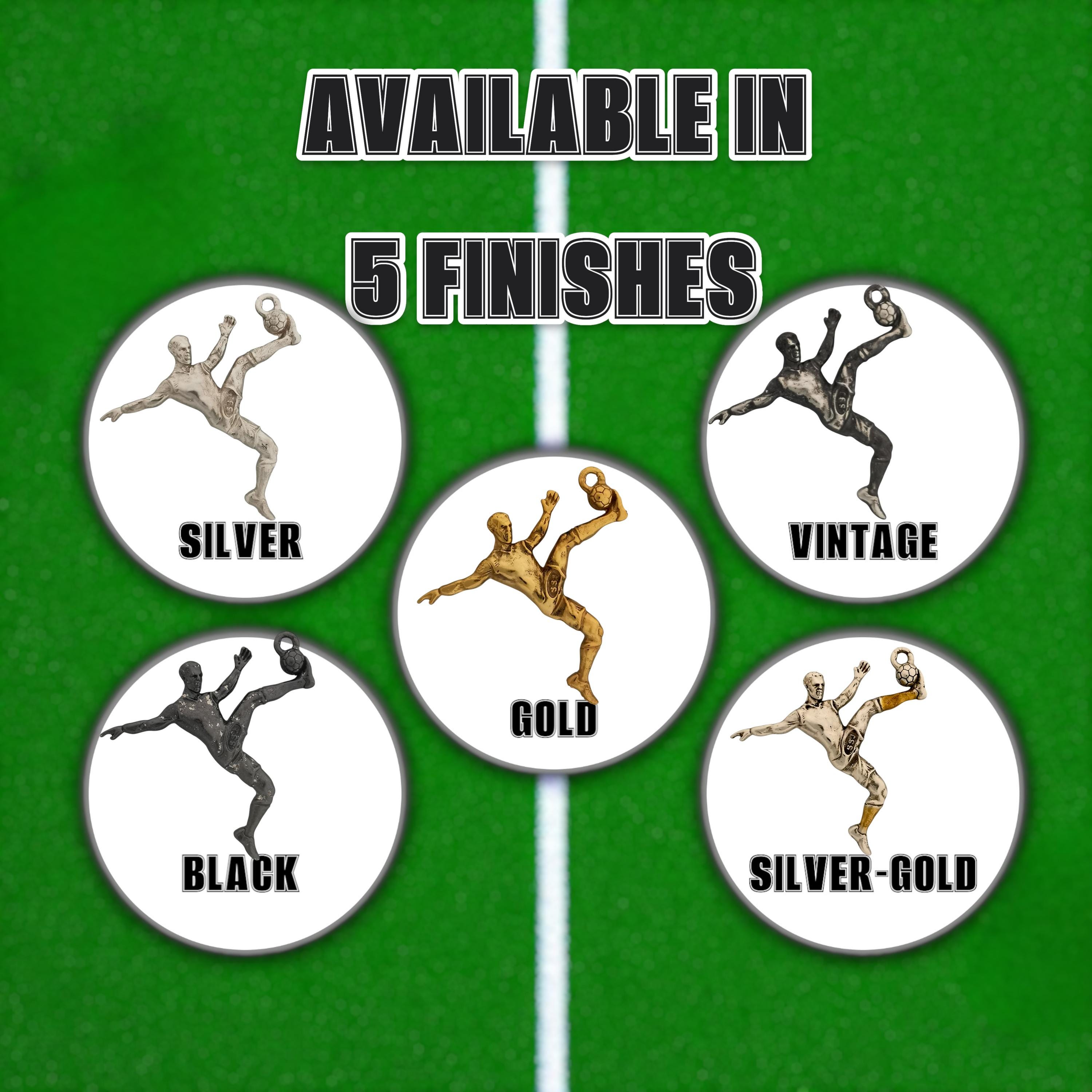 Футболист (задна ножица) – Мъжки спортен медальон от сребро 925 с винтидж покритие – Ръчно изработено спортно бижу – Идеален подарък за мъж, фен на футбола – SSJ