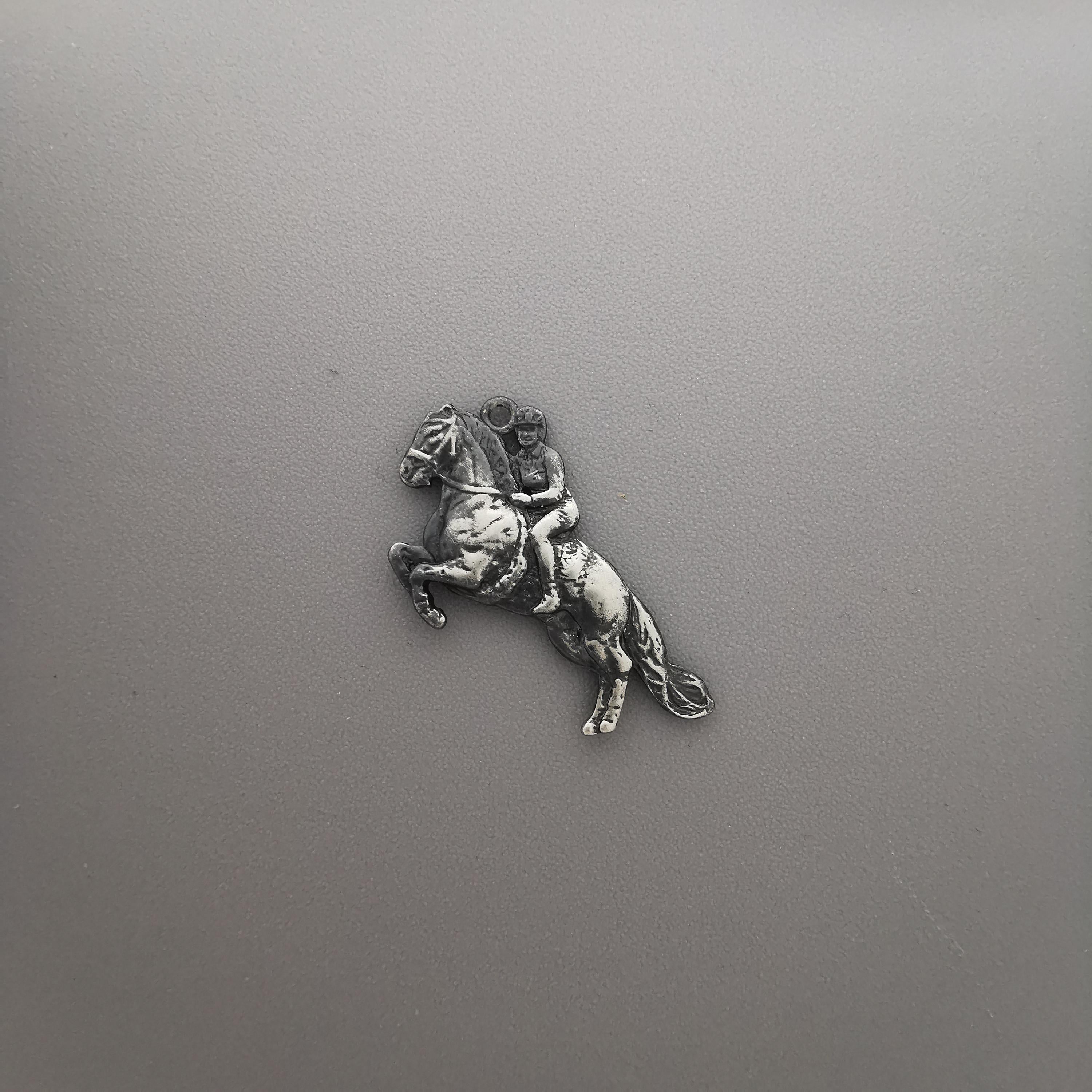 Конен спорт – Мъжки медальон „Ездач при прескачане на препятствие“ – Винтидж покритие – Сребро 925 – Ръчно изработено спортно бижу/талисман за конен спорт – Идеален подарък за мъж – SSJ