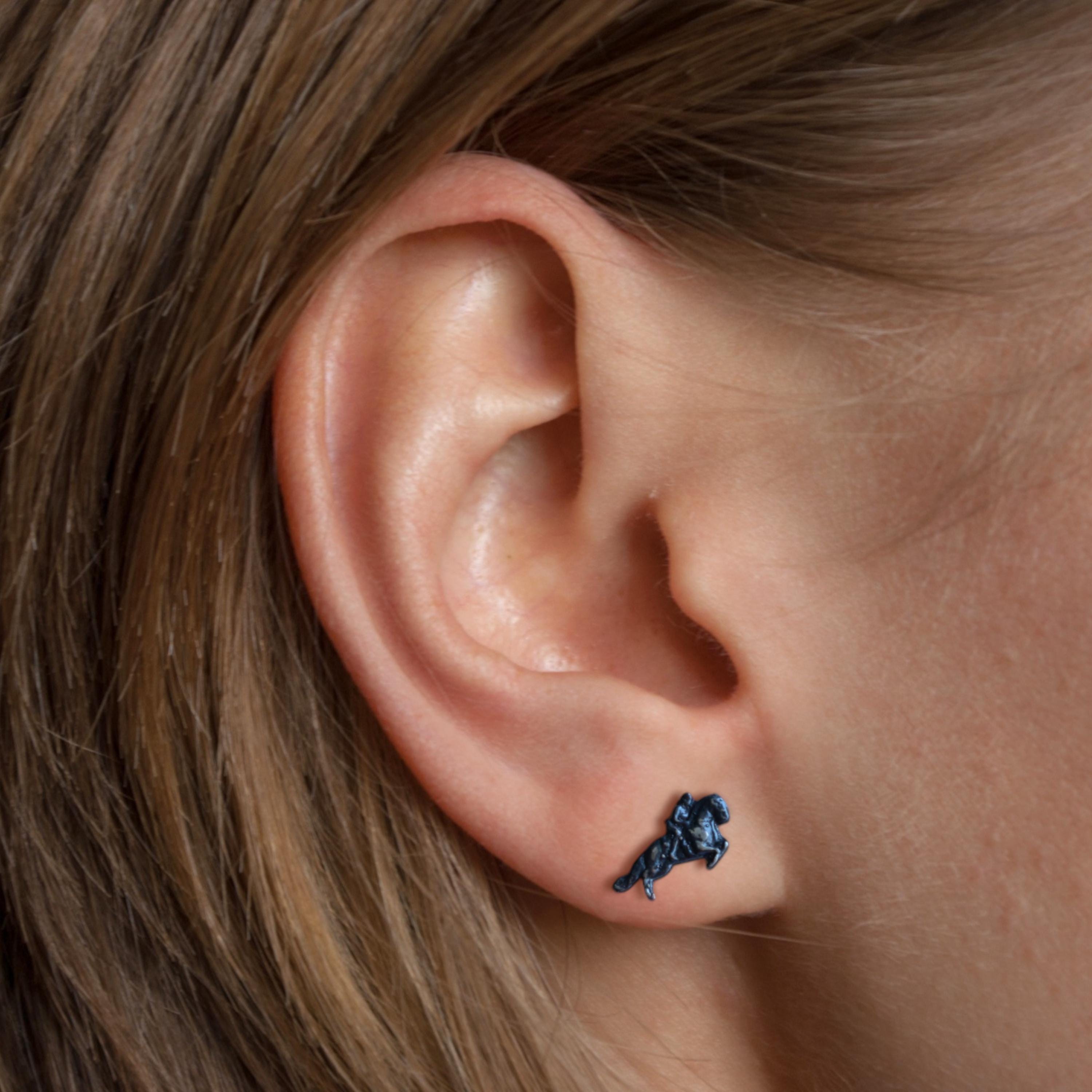 Конен спорт – Дамски обеци с фигура на състезателка – Винтидж покритие – Сребро 925 – Ръчно изработени спортни бижута/талисмани конна езда – Идеален подарък за жена – SSJ