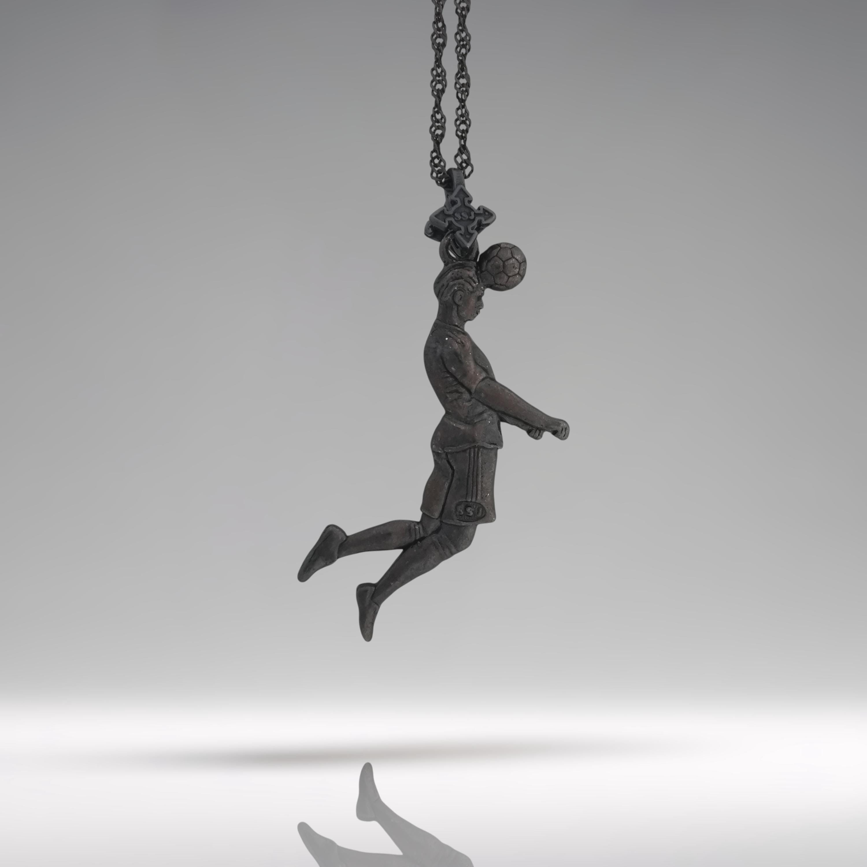 Футболист (удар с глава) – Мъжки спортен медальон от сребро 925 с оксидирано покритие – Ръчно изработено спортно бижу – Идеален подарък за мъж, фен на футбола – SSJ