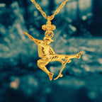 Скейтбордист – Мъжки спортен медальон от сребро 925 с позлатено покритие – Ръчно изработено спортно бижу – Идеален подарък за мъж, фен на скейтборда – SSJ