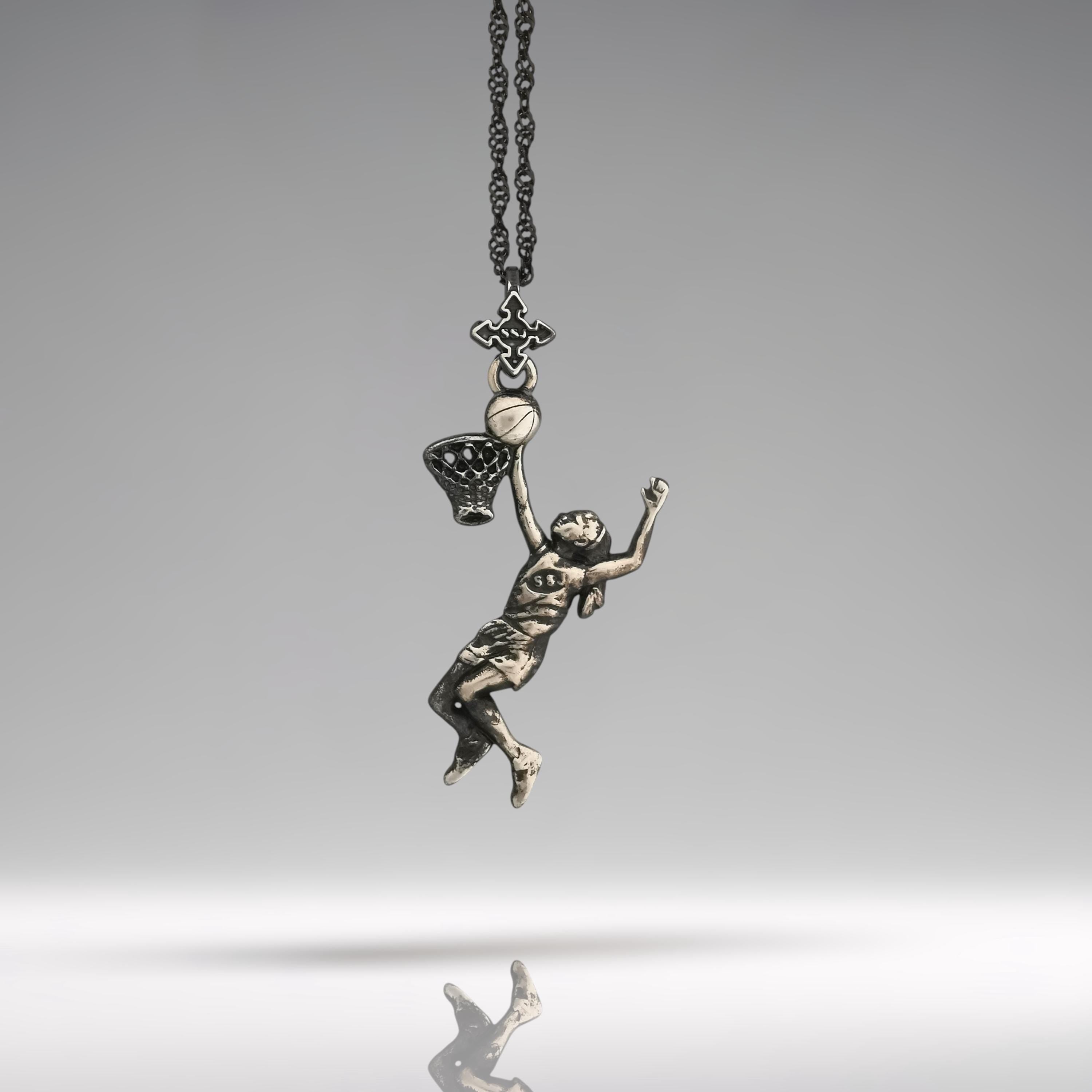 Баскетбол – Женски спортен медальон от сребро 925 с винтидж покритие – Ръчно изработено бижу талисман за баскетболистки и фенки на спорта – Идеален подарък за спортист, треньор или почитател – SSJ