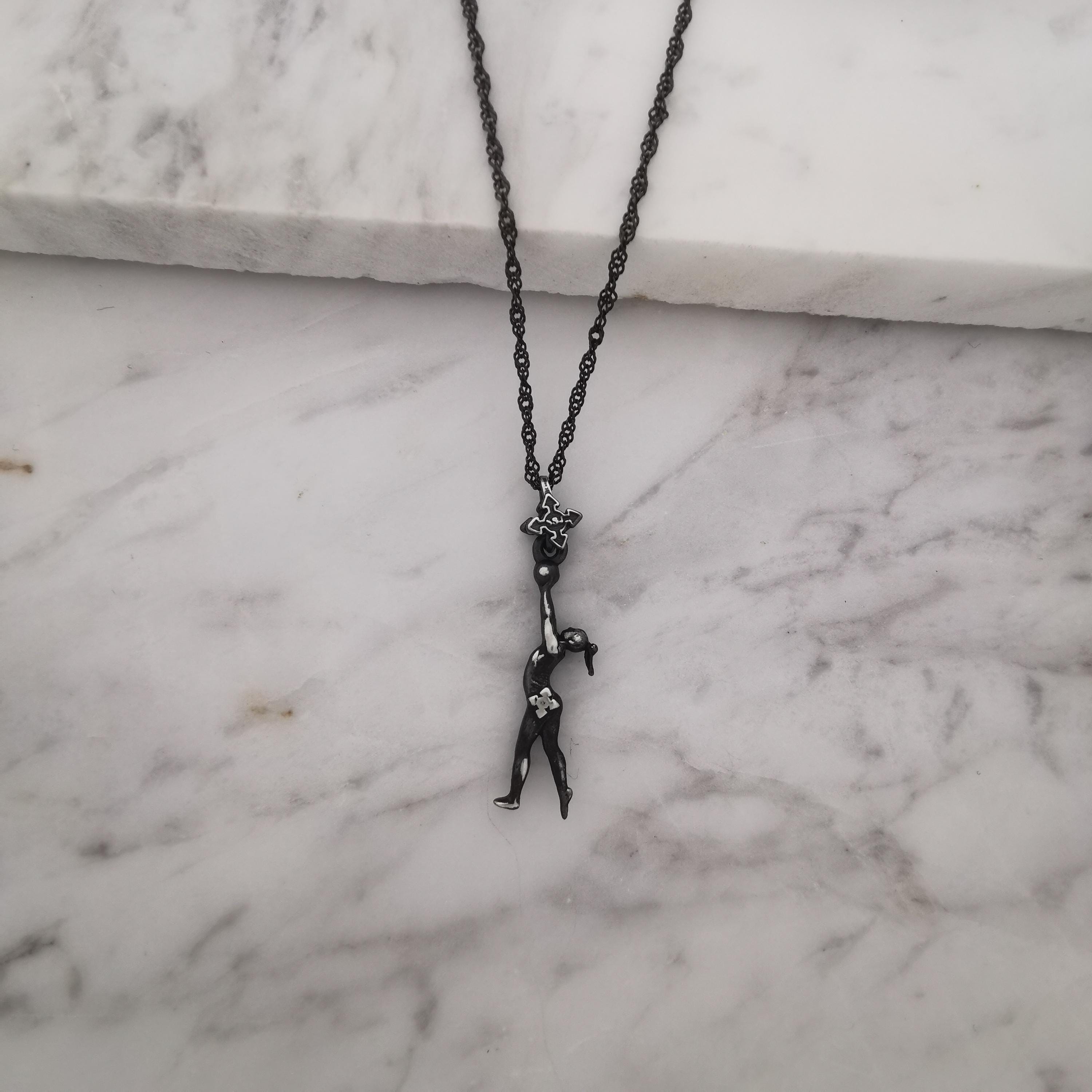 Художествена гимнастика (съчетание с топка) – Дамски спортен медальон от сребро 925 с винтидж покритие – Ръчно изработено спортно бижу – Идеален подарък за жена, фенка на художествената гимнастика – SSJ