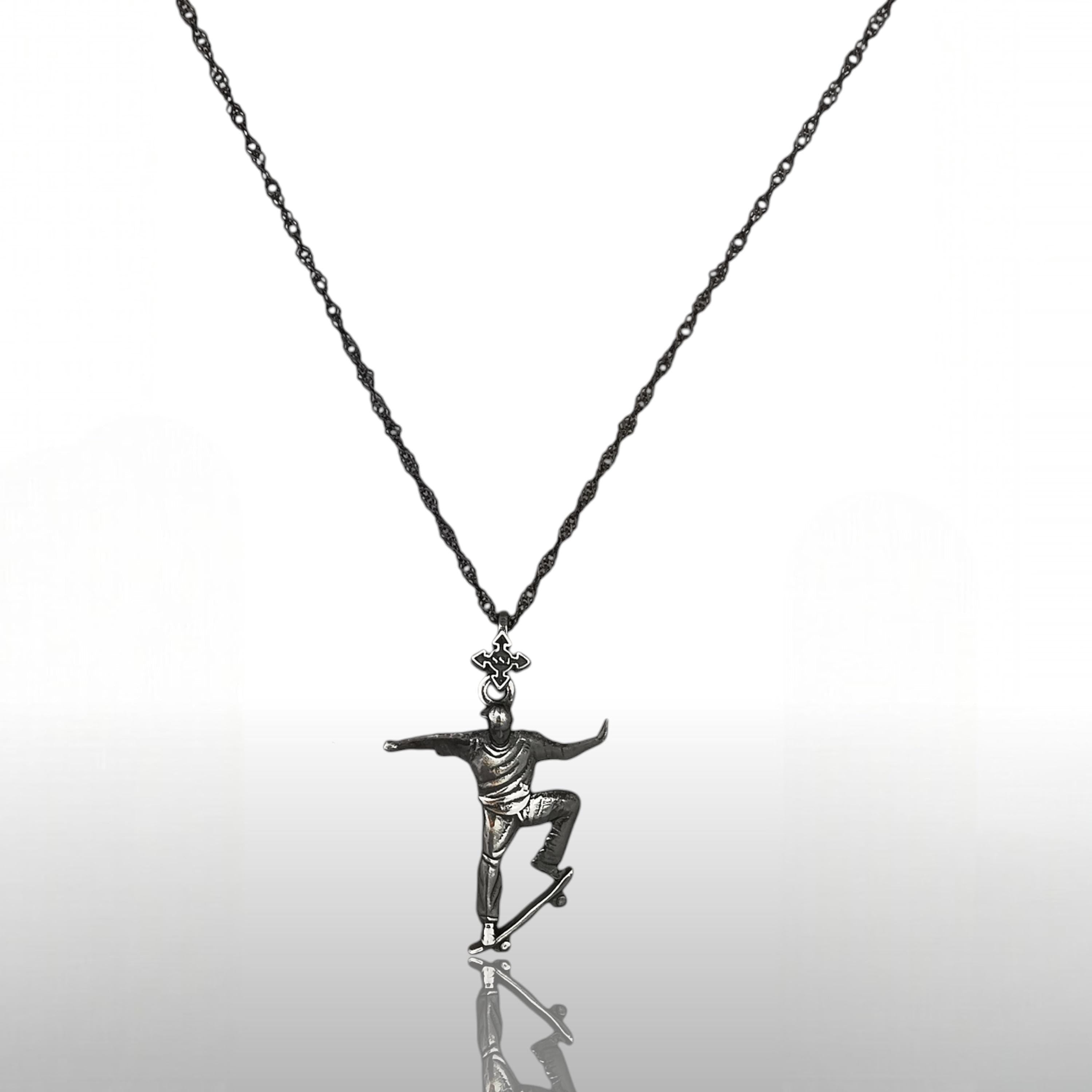 Скейтбордист – Мъжки спортен медальон от сребро 925 с винтидж покритие – Ръчно изработено спортно бижу – Идеален подарък за мъж, фен на скейтборда – SSJ