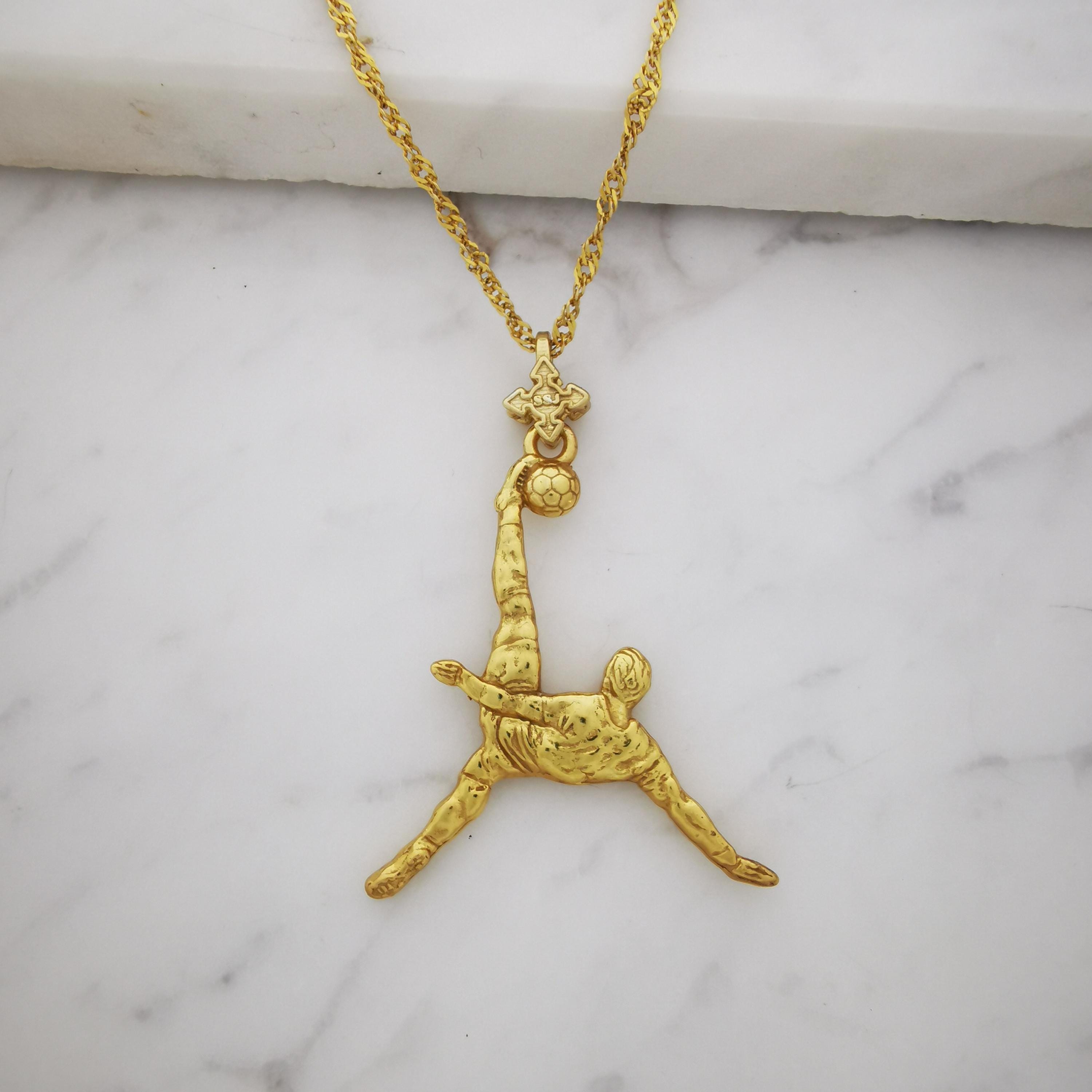 Футболист (задна ножица) – Мъжки спортен медальон от сребро 925 с позлатено покритие – Ръчно изработено спортно бижу – Идеален подарък за мъж, фен на футбола – SSJ