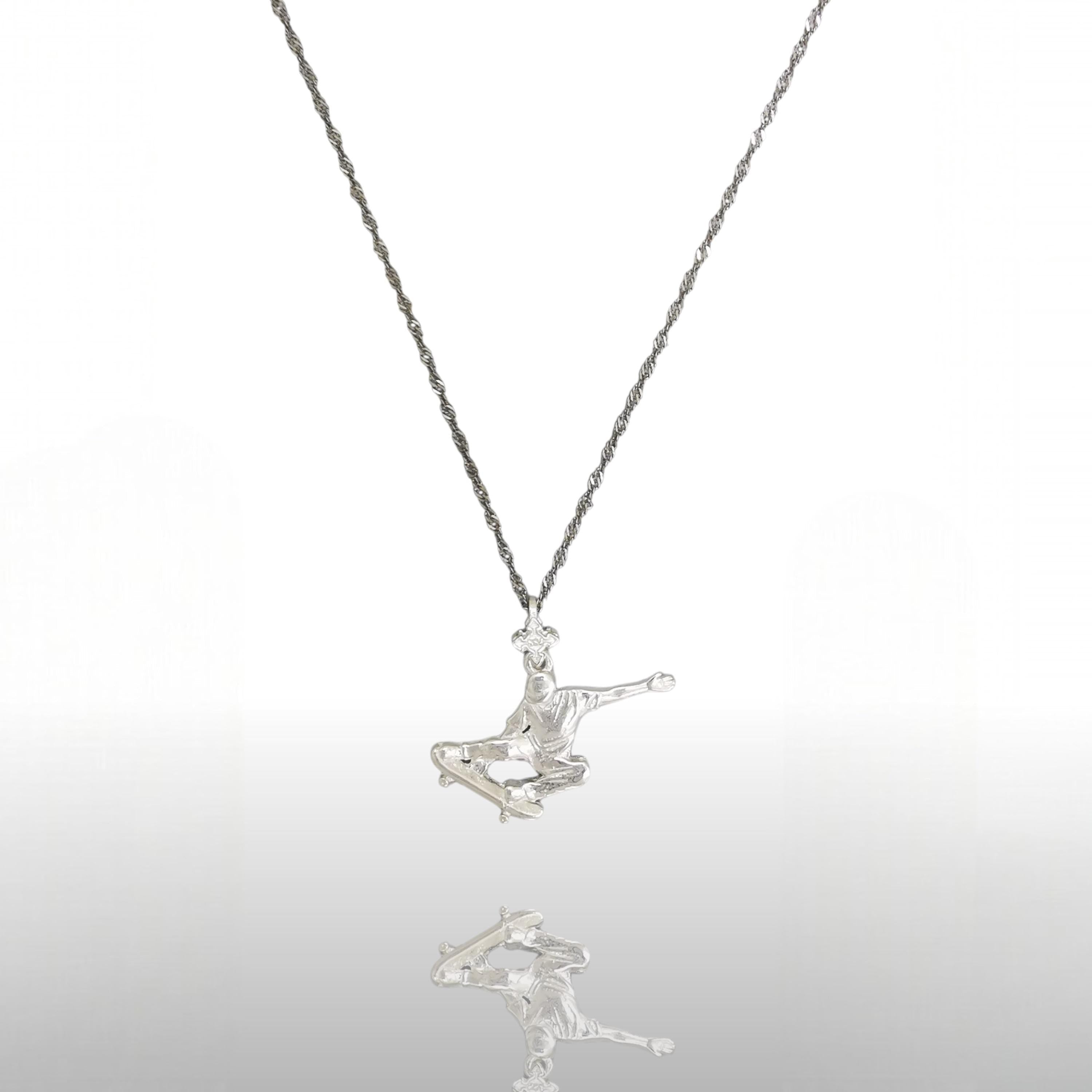 Скейтбордист (скок) – Мъжки спортен медальон от класическо сребро 925 – Ръчно изработено спортно бижу – Идеален подарък за мъж, фен на скейтборда – SSJ