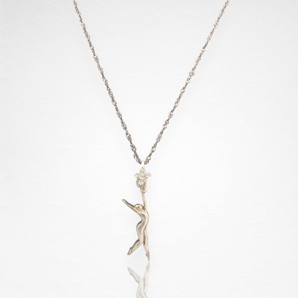 Художествена гимнастика (съчетание с топка) – Дамски спортен медальон от сребро 925 в класическо сребро – Ръчно изработено спортно бижу – Идеален подарък за жена, фенка на художествената гимнастика – SSJ