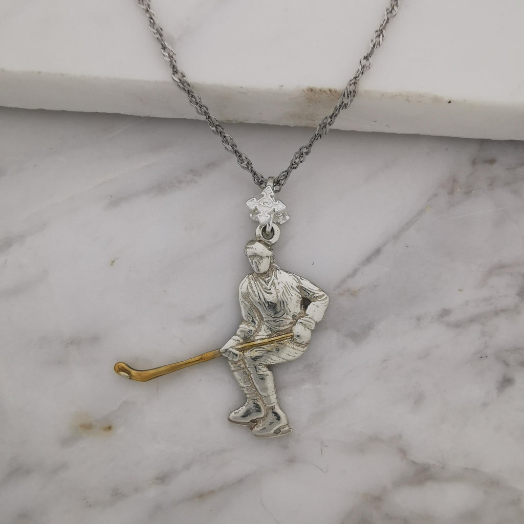 Хокеист – Мъжки спортен медальон от сребро 925 с частично позлатено покритие – Ръчно изработено спортно бижу – Идеален подарък за мъж, фен на хокея – SSJ