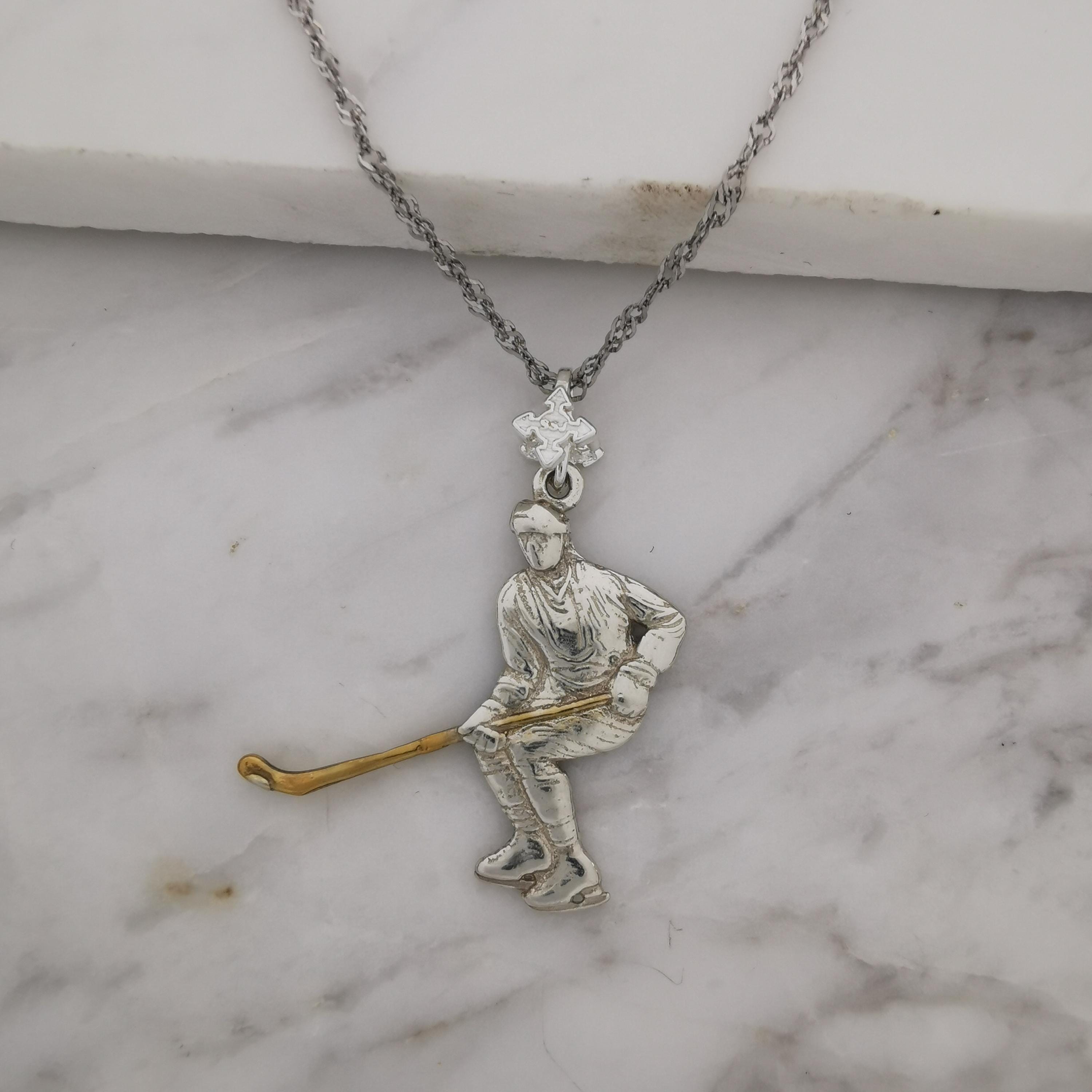 Хокеист – Мъжки спортен медальон от сребро 925 с частично позлатено покритие – Ръчно изработено спортно бижу – Идеален подарък за мъж, фен на хокея – SSJ