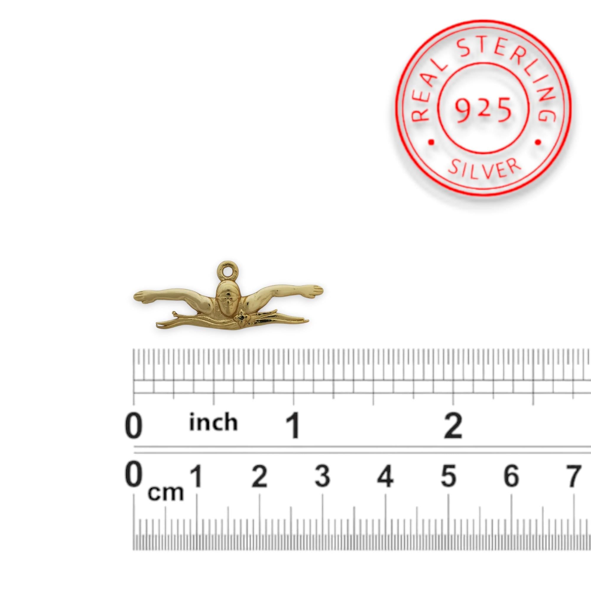 Плуване (Бътерфлай) – Мъжки спортен медальон от сребро 925 с позлатено покритие – Ръчно изработено спортно бижу – Идеален подарък за мъж, фен на плуването – SSJ