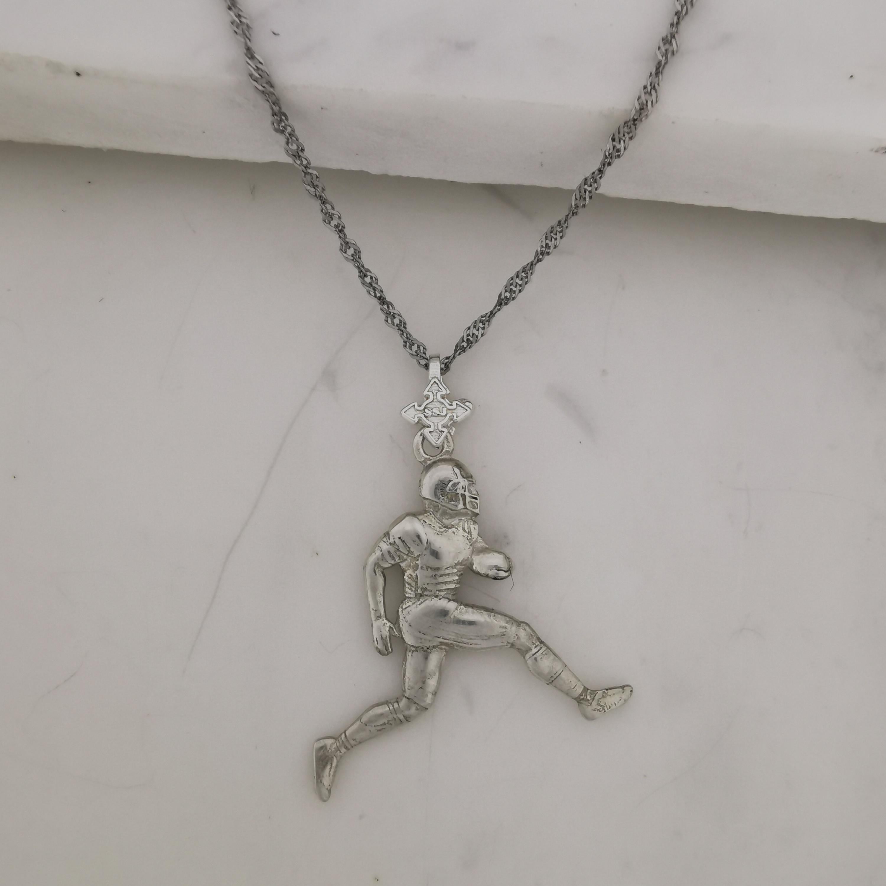 Американски футбол – Мъжки спортен медальон от сребро 925 с класическо полирано покритие – Ръчно изработено бижу талисман за спортисти и фенове – Идеален подарък за играч, треньор или почитател – SSJ