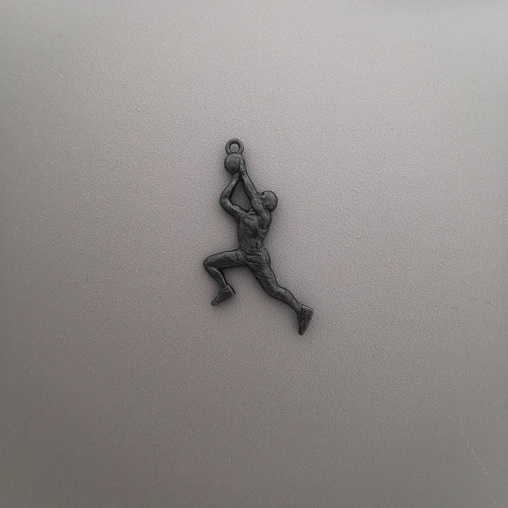 Баскетбол – Мъжки спортен медальон от сребро 925 с оксидирано покритие – Ръчно изработено бижу талисман за баскетболисти и фенове – Идеален подарък за спортист, треньор или почитател – SSJ