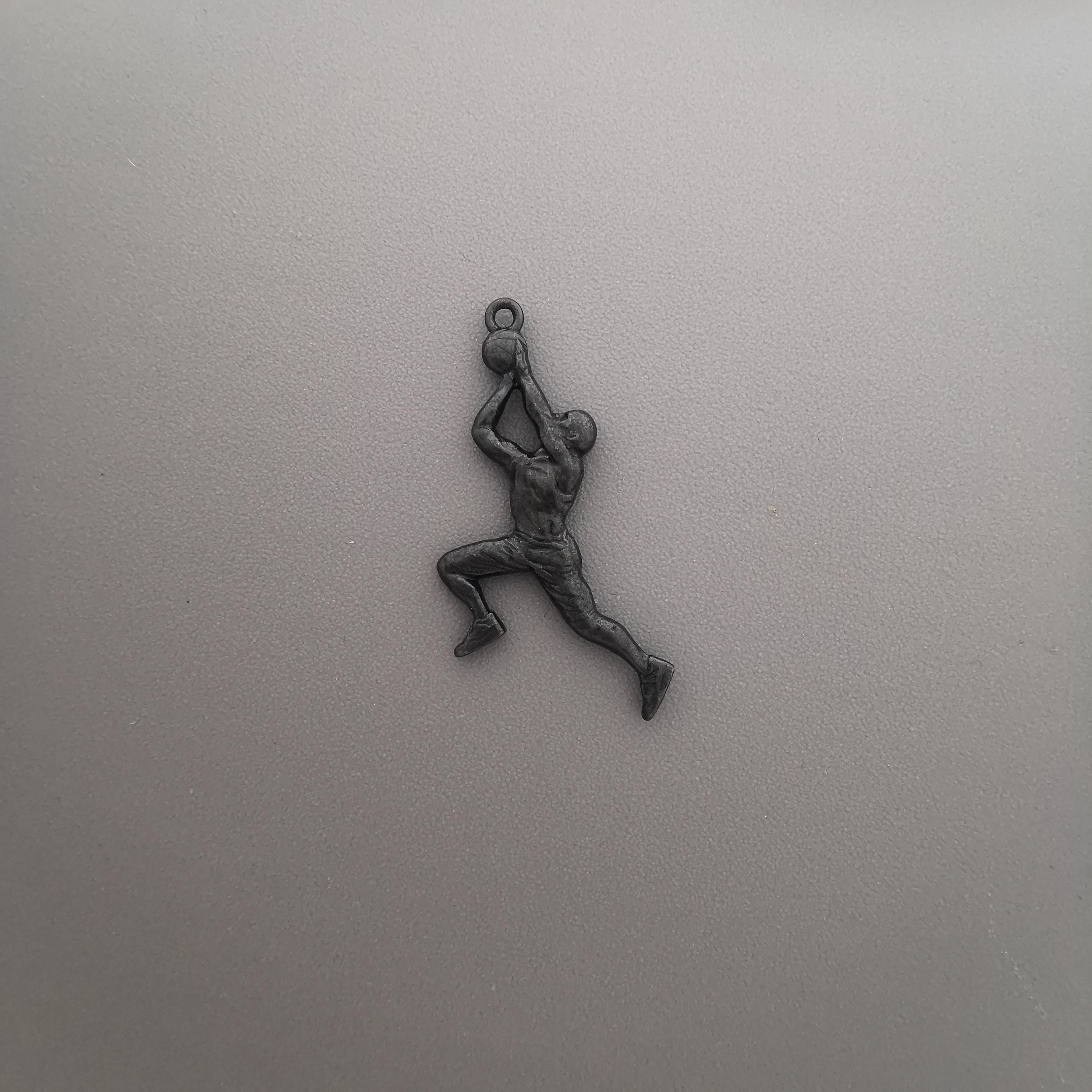 Баскетбол – Мъжки спортен медальон от сребро 925 с оксидирано покритие – Ръчно изработено бижу талисман за баскетболисти и фенове – Идеален подарък за спортист, треньор или почитател – SSJ