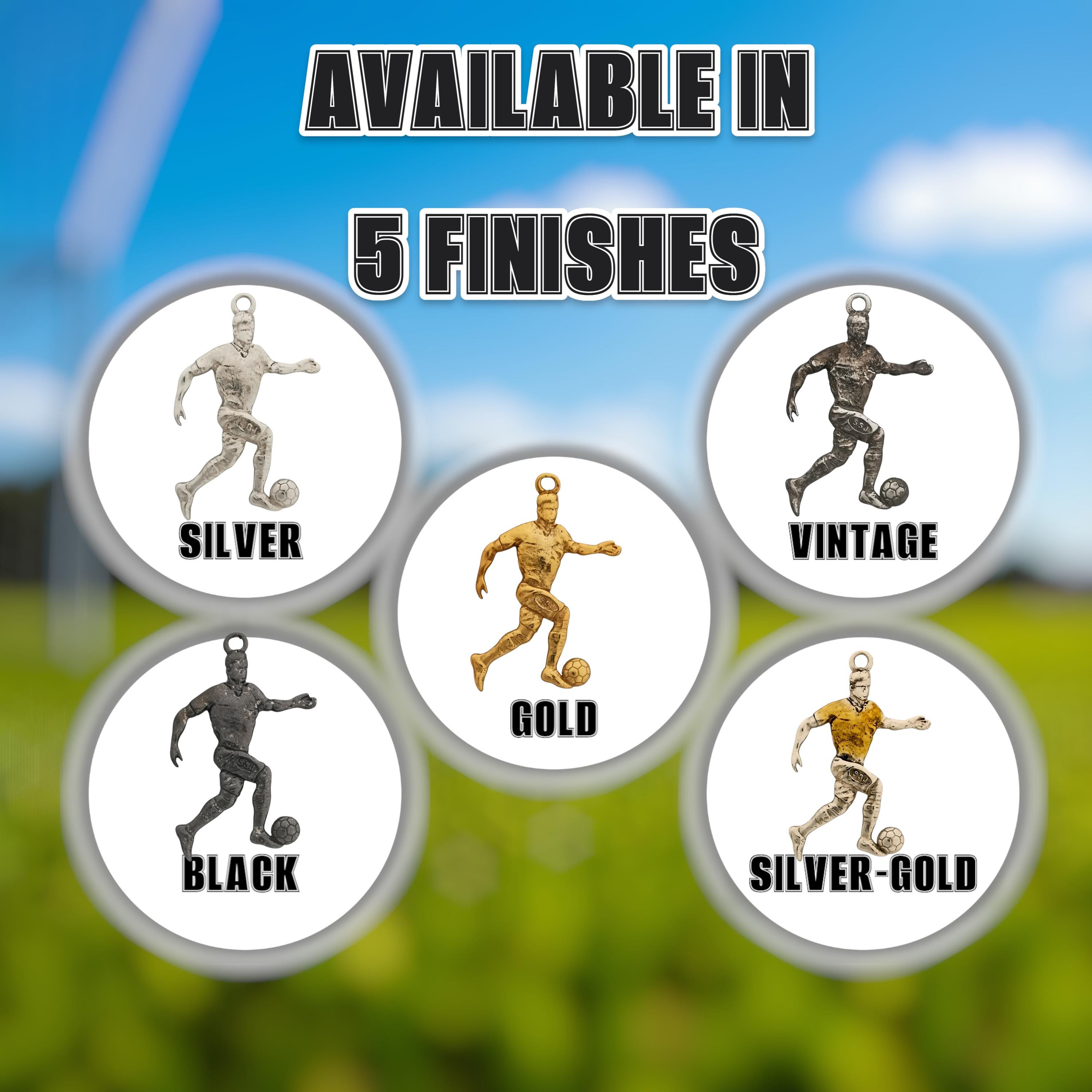 Футболист – Мъжки спортен медальон от сребро 925 с позлатено покритие – Ръчно изработено спортно бижу – Идеален подарък за мъж, фен на футбола – SSJ