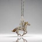 Жокей – Мъжки спортен медальон със състезателен кон – Частично позлатено покритие – Сребро 925 – Ръчно изработено бижу/талисман конен спорт – Идеален подарък – SSJ