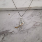 Хокеист (удар с шайба) – Мъжки спортен медальон от сребро 925 с частично позлатено покритие – Ръчно изработено спортно бижу – Идеален подарък за мъж, фен на хокея – SSJ