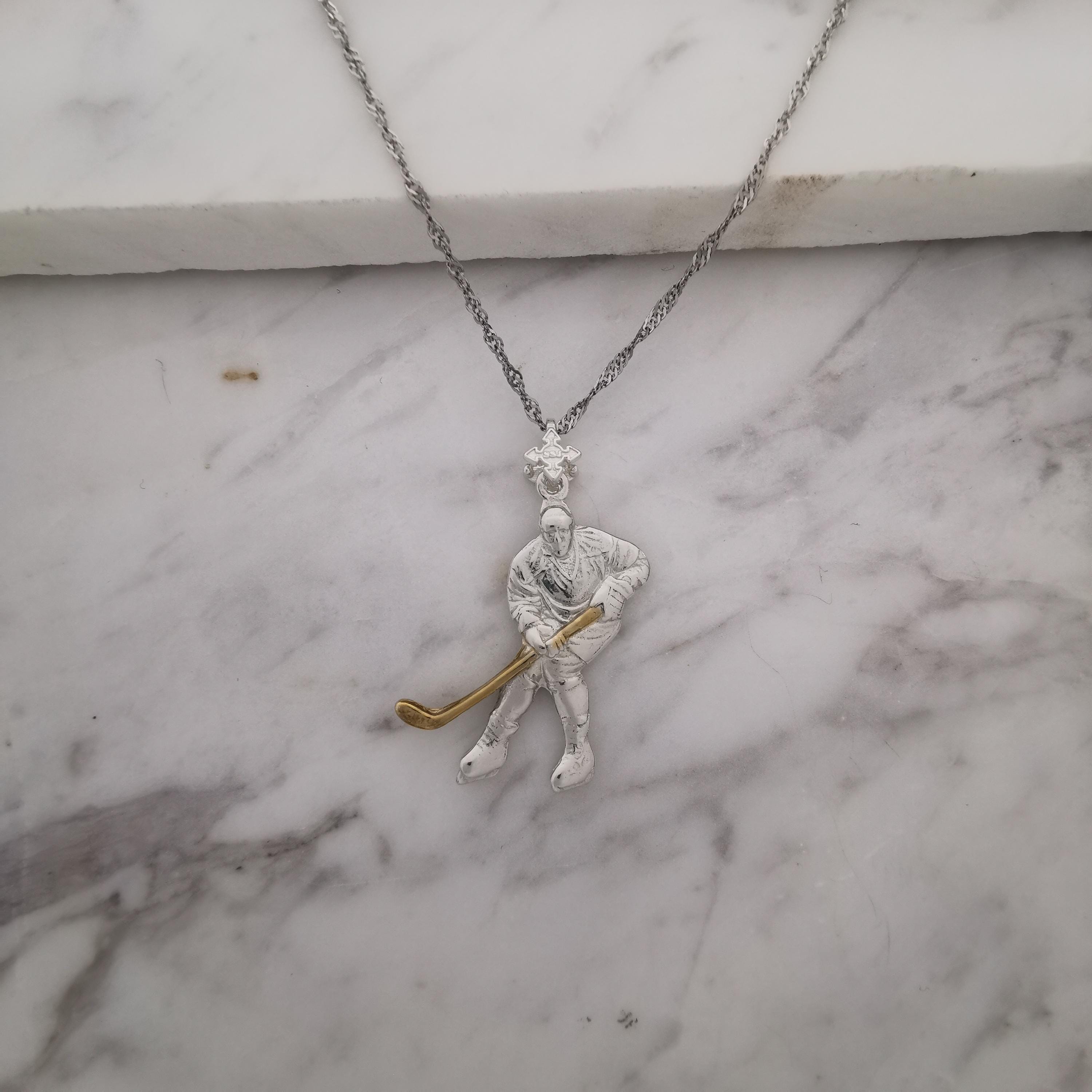 Хокеист (удар с шайба) – Мъжки спортен медальон от сребро 925 с частично позлатено покритие – Ръчно изработено спортно бижу – Идеален подарък за мъж, фен на хокея – SSJ