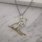 Скиор – Унисекс спортен медальон от сребро 925 с частично позлатено покритие – Ръчно изработено спортно бижу – Идеален подарък за фен на зимните спортове – SSJ