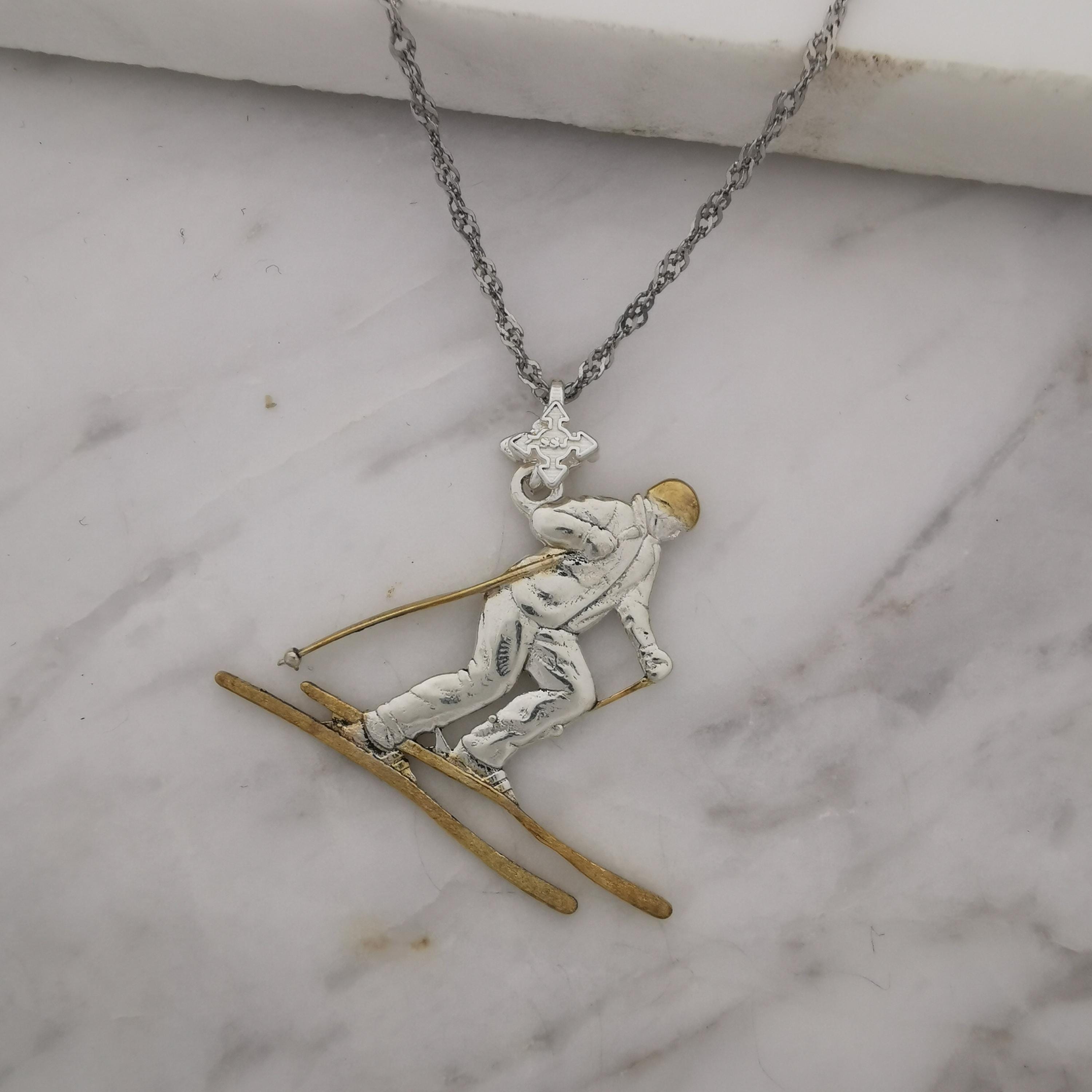 Скиор – Унисекс спортен медальон от сребро 925 с частично позлатено покритие – Ръчно изработено спортно бижу – Идеален подарък за фен на зимните спортове – SSJ