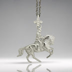 Конен спорт – Мъжки медальон „Ездач“ (обездка) – Класическо сребро 925 – Ръчно изработено бижу/талисман – Идеален подарък за мъж – SSJ