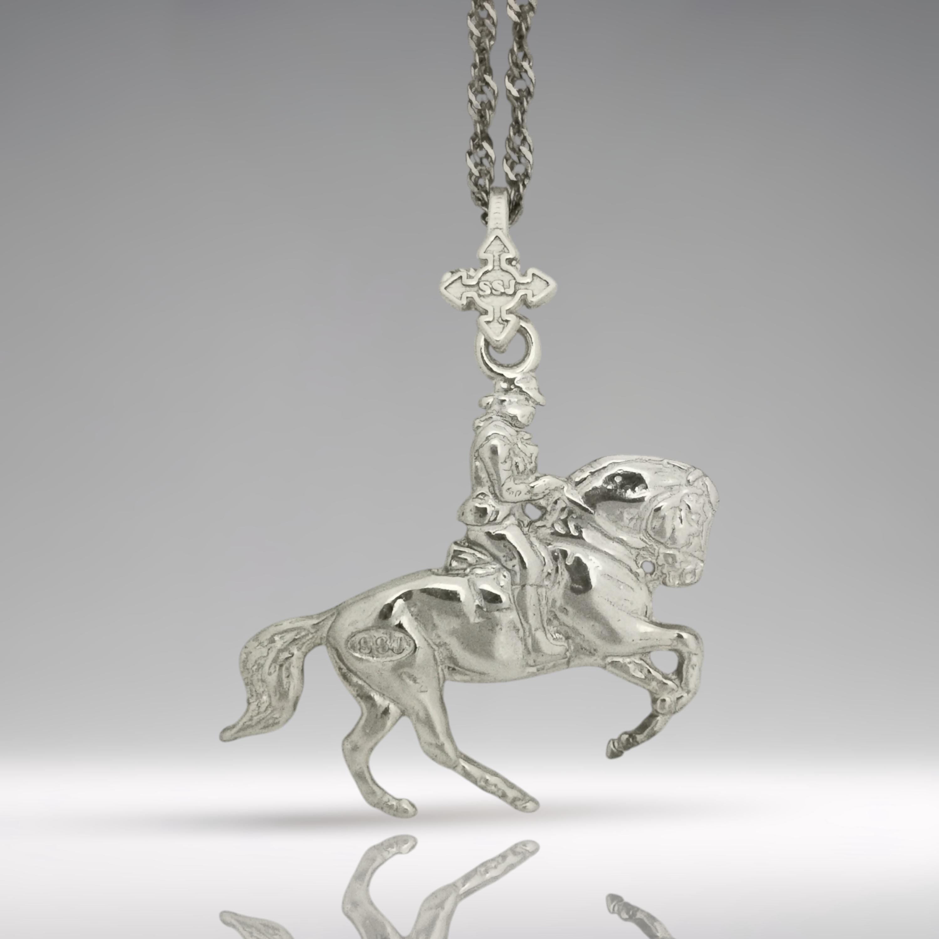 Конен спорт – Мъжки медальон „Ездач“ (обездка) – Класическо сребро 925 – Ръчно изработено бижу/талисман – Идеален подарък за мъж – SSJ