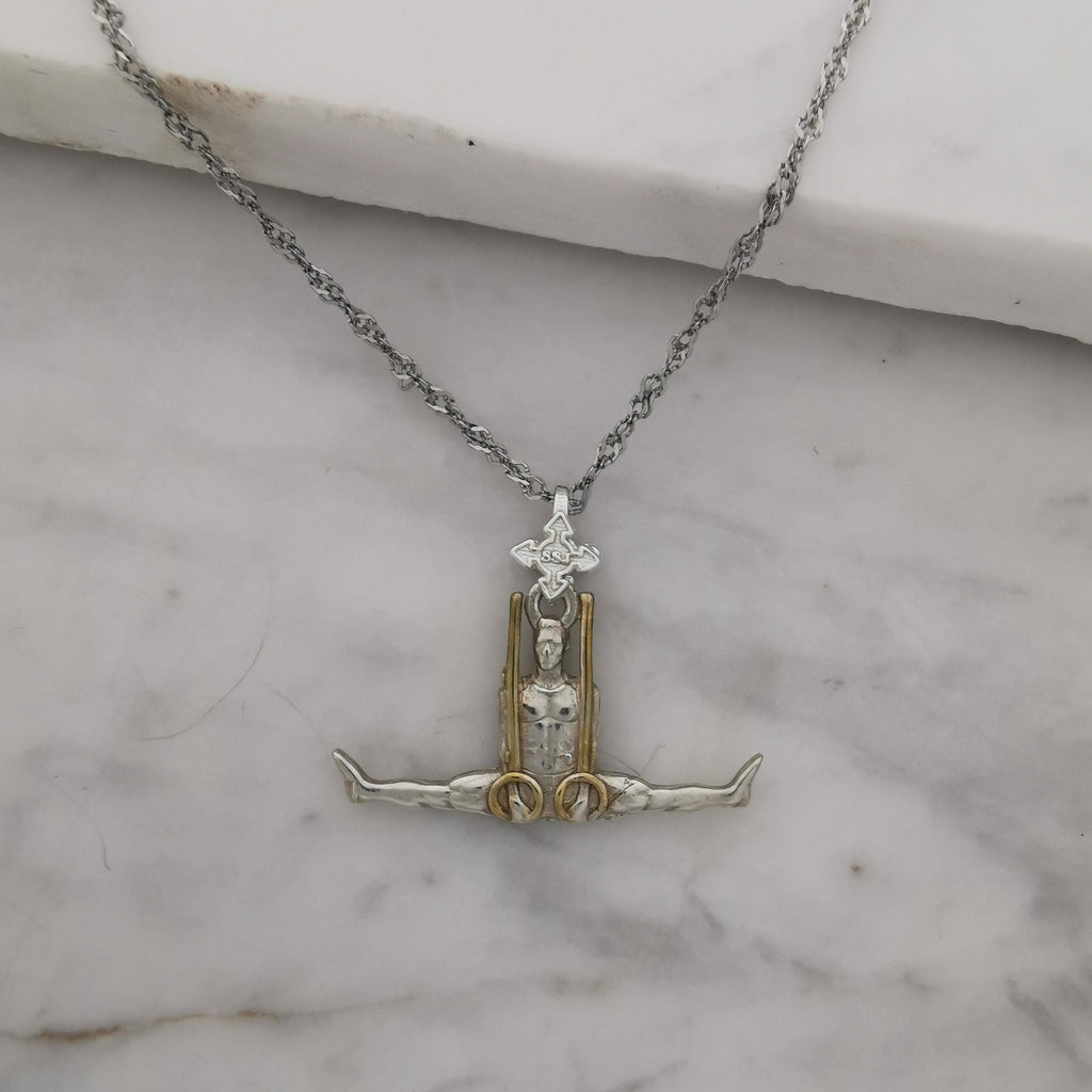 Гимнастик на халки – Мъжки спортен медальон от сребро 925 с частично позлатено покритие – Ръчно изработено бижу талисман за гимнастици и спортисти – Идеален подарък за спортист, треньор или фен – SSJ