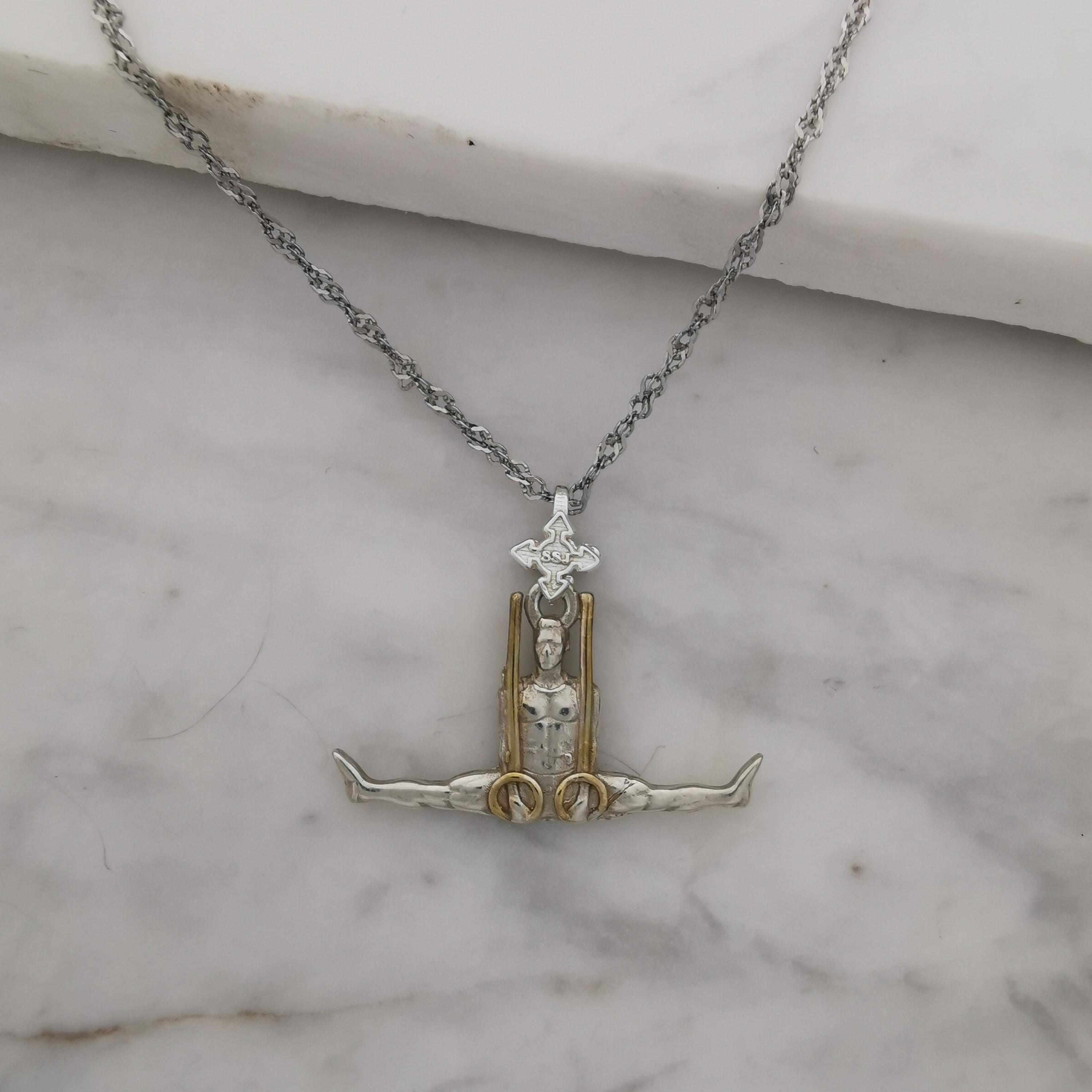 Гимнастик на халки – Мъжки спортен медальон от сребро 925 с частично позлатено покритие – Ръчно изработено бижу талисман за гимнастици и спортисти – Идеален подарък за спортист, треньор или фен – SSJ