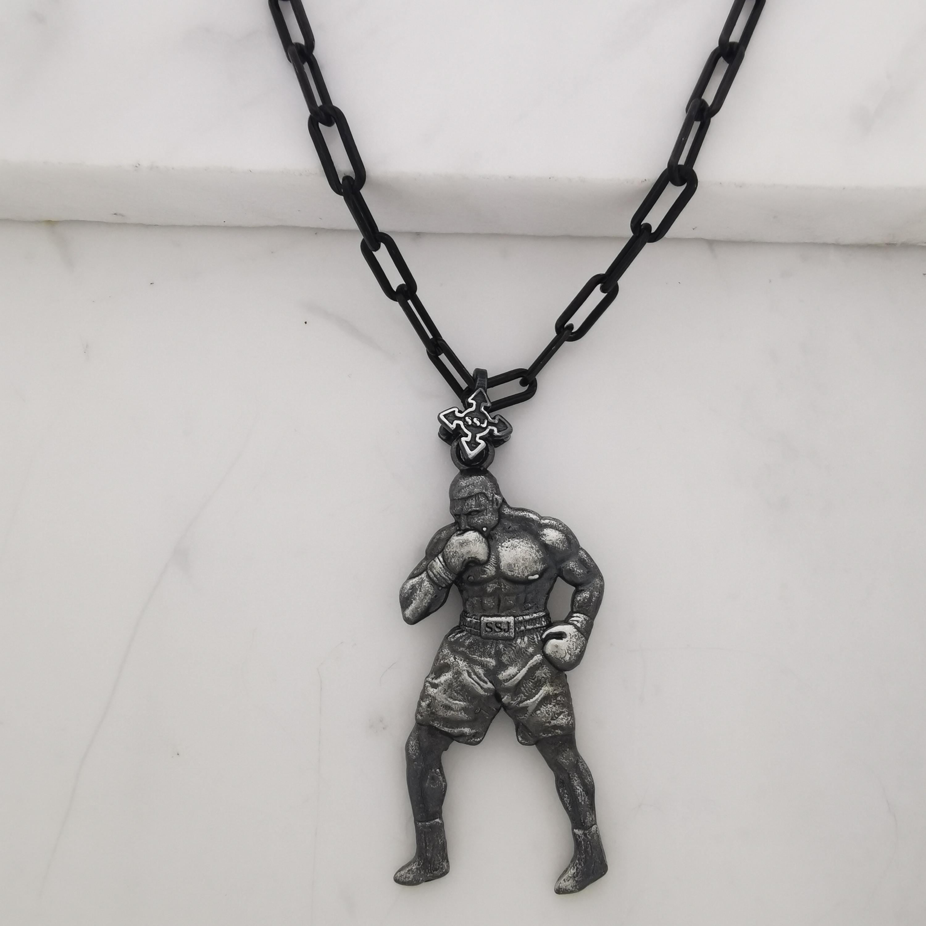 Боксьор – Мъжки спортен медальон за бойци, боксьори и MMA атлети от сребро 925 с винтидж покритие – Ръчно изработено бижу талисман за бойни изкуства – SSJ