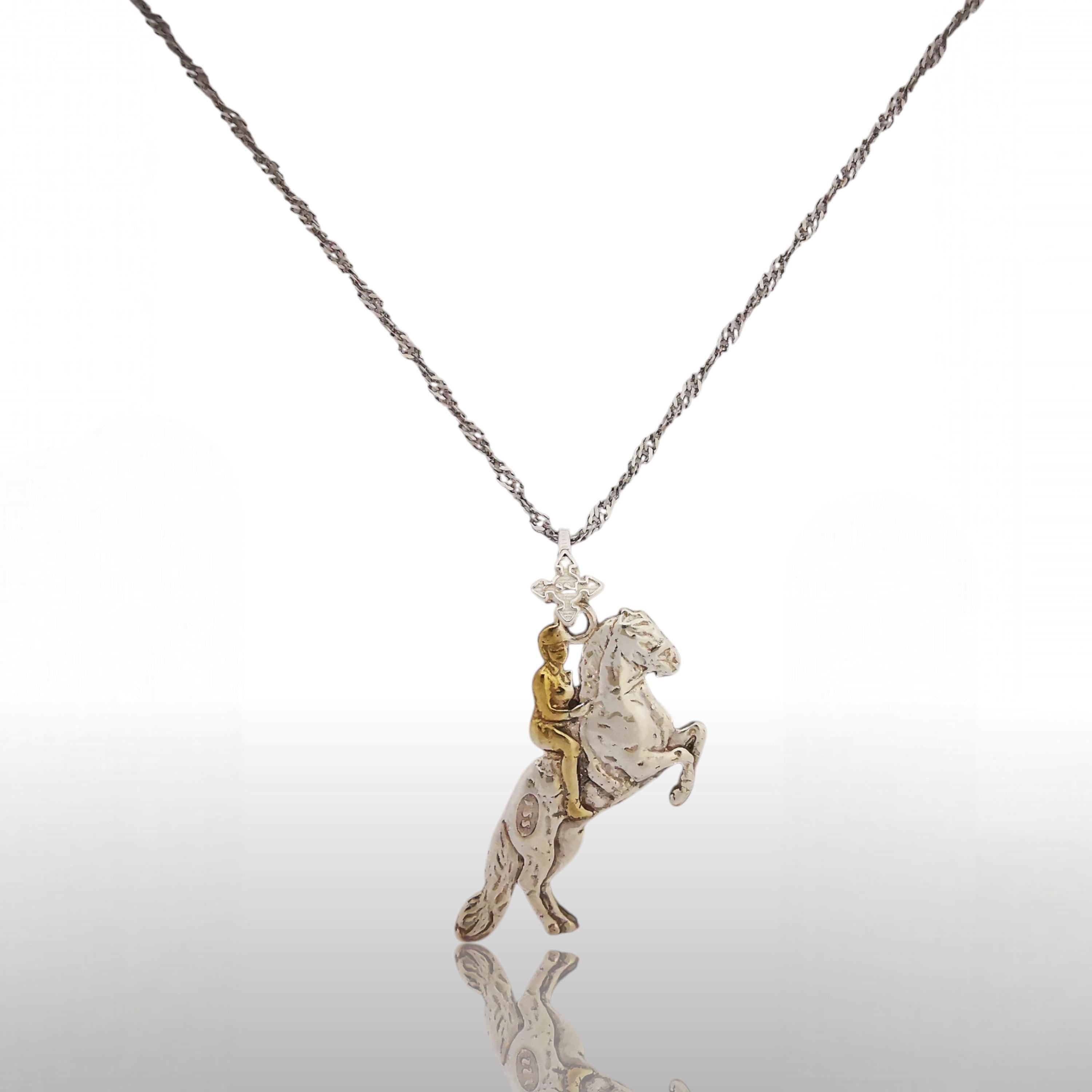 Конен спорт – Мъжки медальон „Ездач при прескачане на препятствие“ – Частично позлатено покритие – Сребро 925 – Ръчно изработено спортно бижу/талисман за конен спорт – Идеален подарък за мъж – SSJ