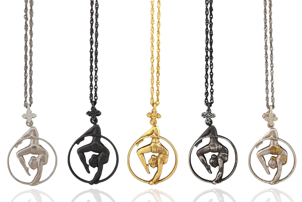 Въздушна акробатика – Женски спортен медальон от сребро 925 с частично позлатено покритие – Ръчно изработено бижу талисман за гимнастички и артистки – Идеален подарък за спортист, треньор или фен – SSJ