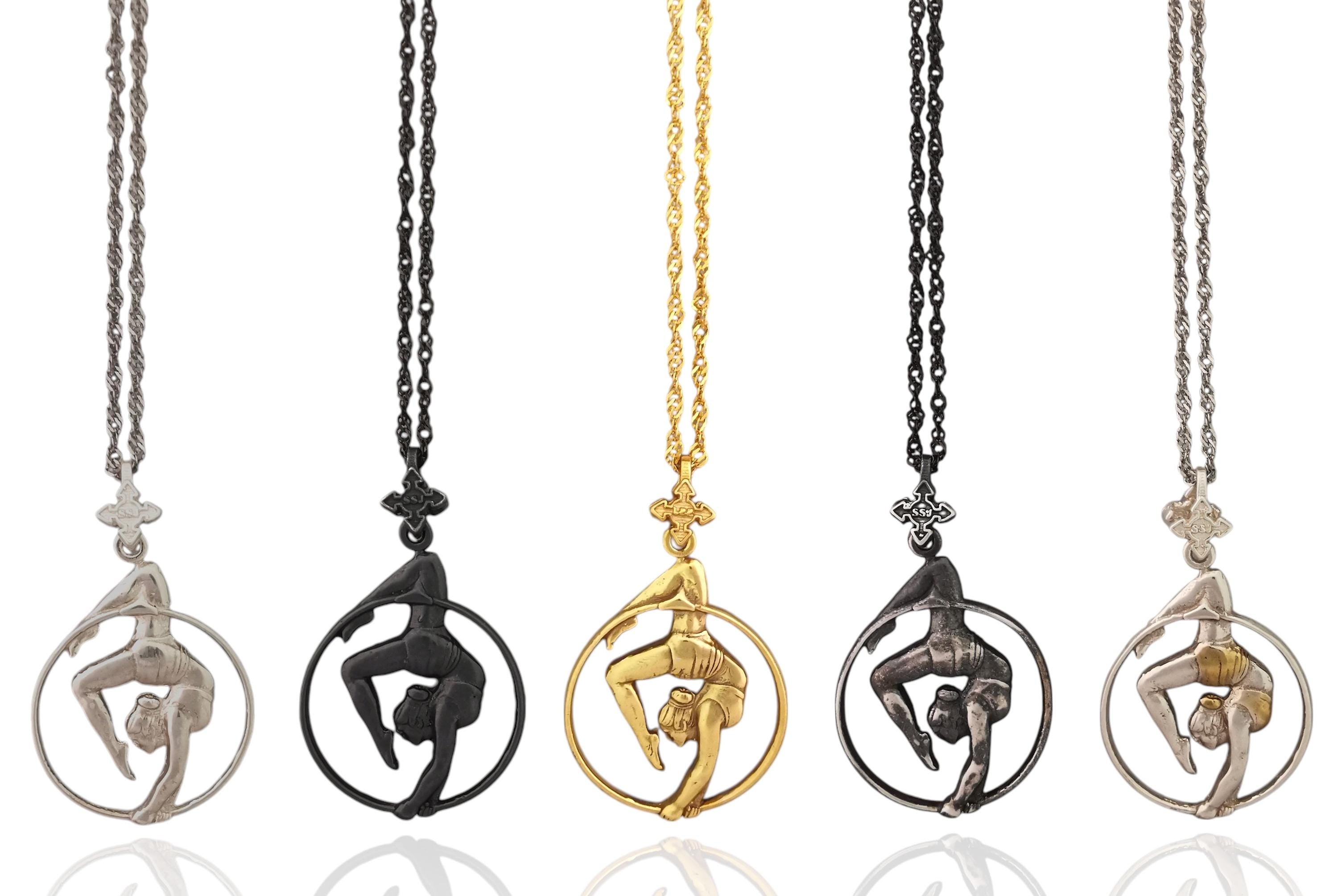 Въздушна акробатика – Женски спортен медальон от сребро 925 с частично позлатено покритие – Ръчно изработено бижу талисман за гимнастички и артистки – Идеален подарък за спортист, треньор или фен – SSJ