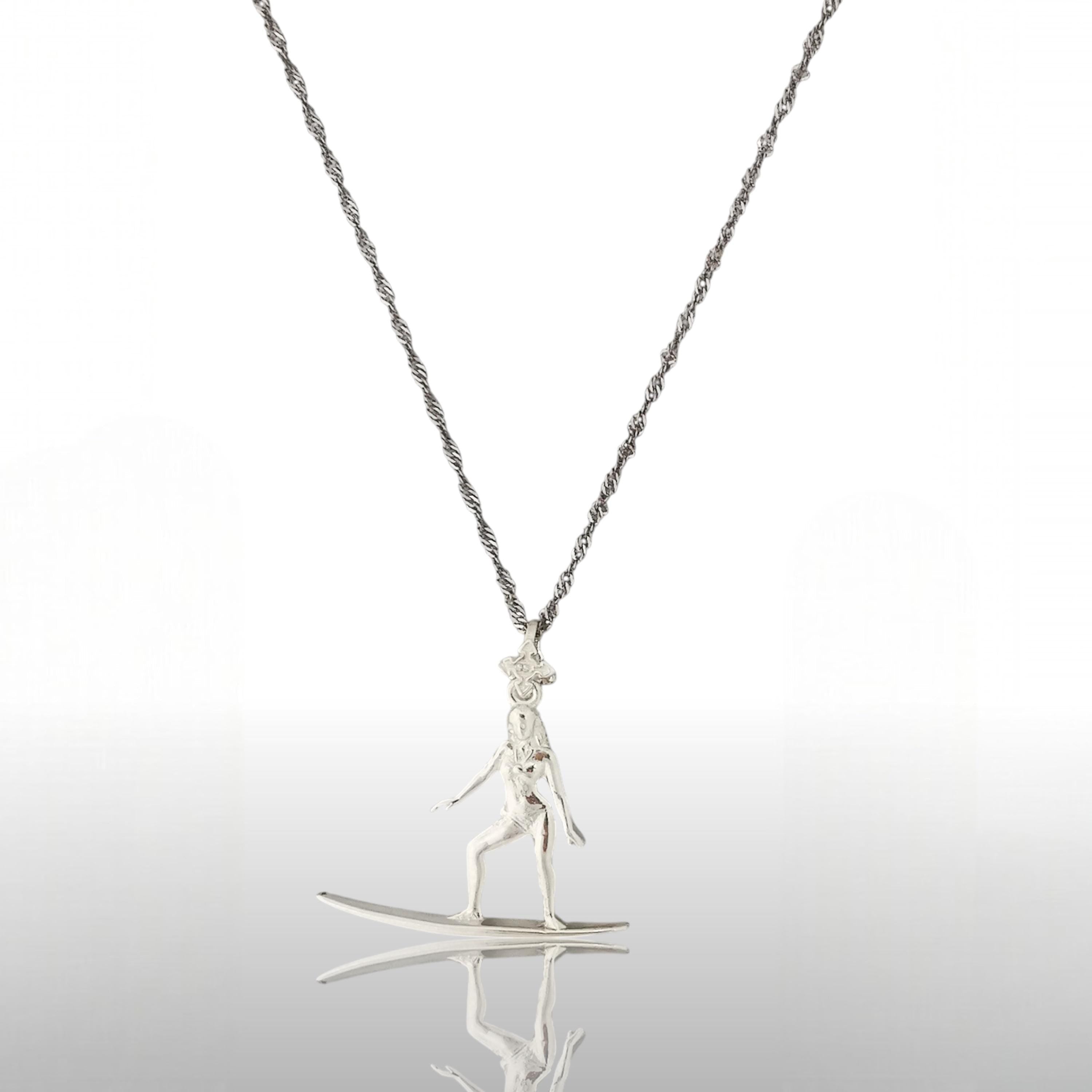 Сърфистка – Дамски спортен медальон от сребро 925 с класическо покритие – Ръчно изработено спортно бижу – Идеален подарък за жена, фенка на сърфа – SSJ