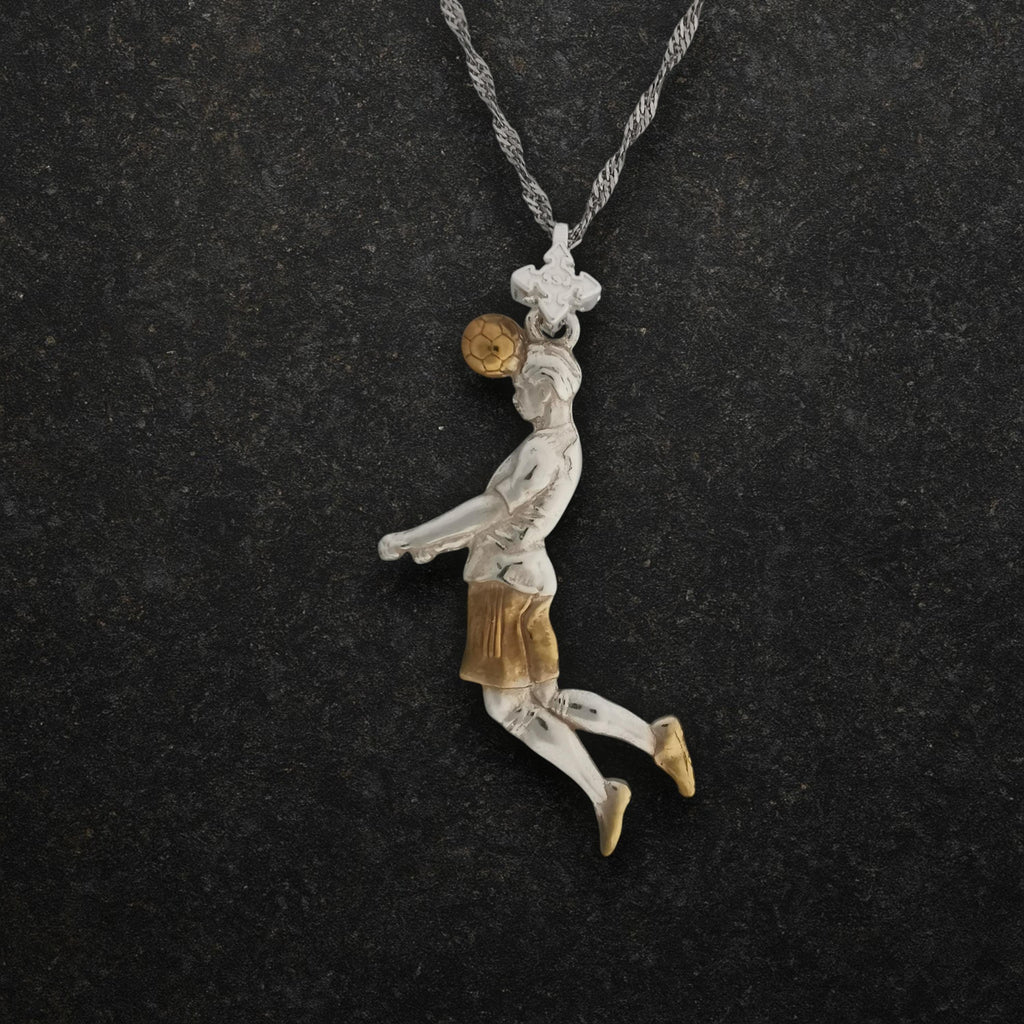 Футболист (удар с глава) – Мъжки спортен медальон от сребро 925 с частично позлатено покритие – Ръчно изработено спортно бижу – Идеален подарък за мъж, фен на футбола – SSJ