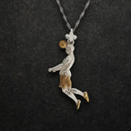 Футболист (удар с глава) – Мъжки спортен медальон от сребро 925 с частично позлатено покритие – Ръчно изработено спортно бижу – Идеален подарък за мъж, фен на футбола – SSJ