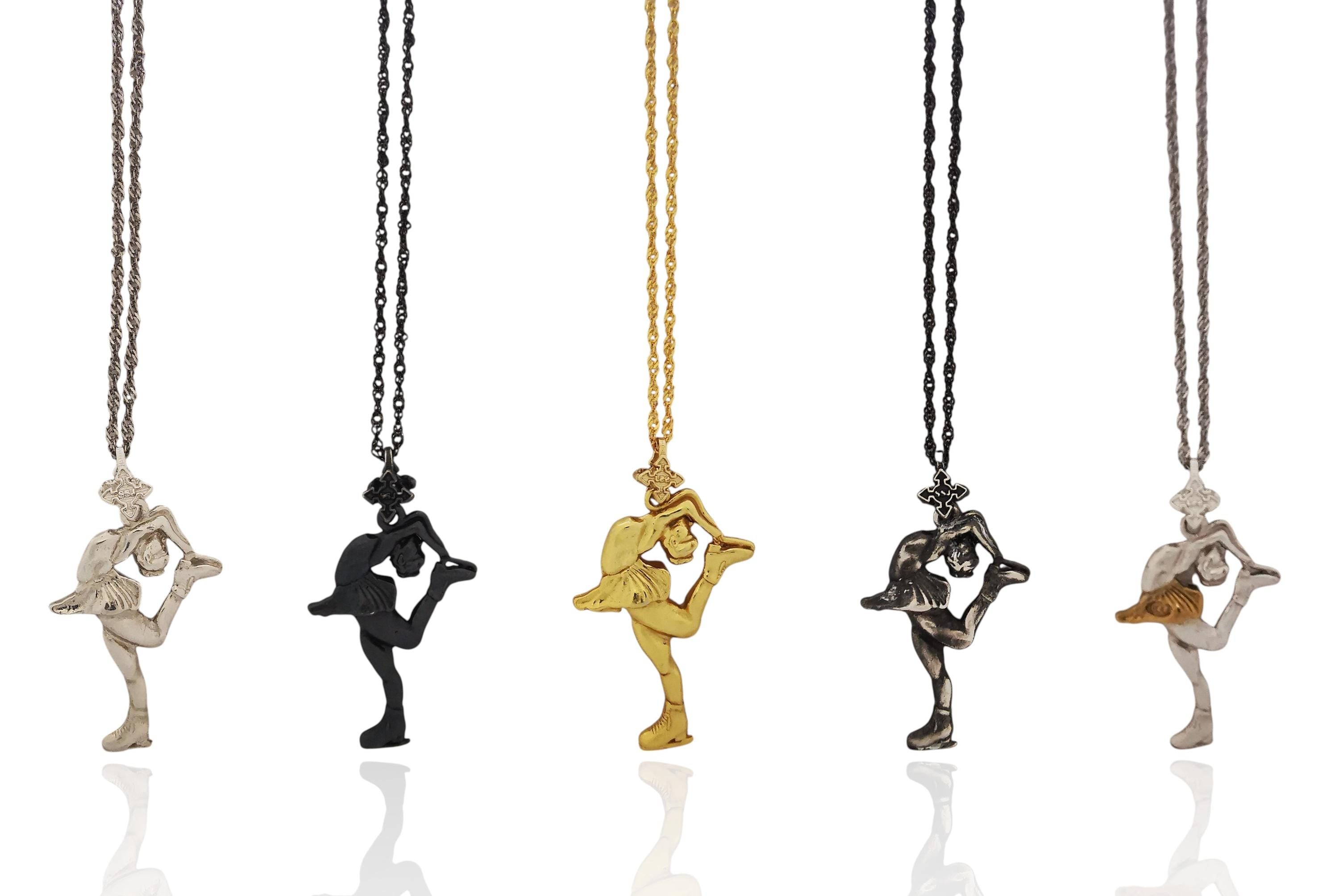 Фигурно пързаляне (Биелманов пирует) – Дамски спортен медальон от сребро 925 с частично позлатено покритие – Ръчно изработено спортно бижу – Идеален подарък за жена, фенка на фигурното пързаляне – SSJ