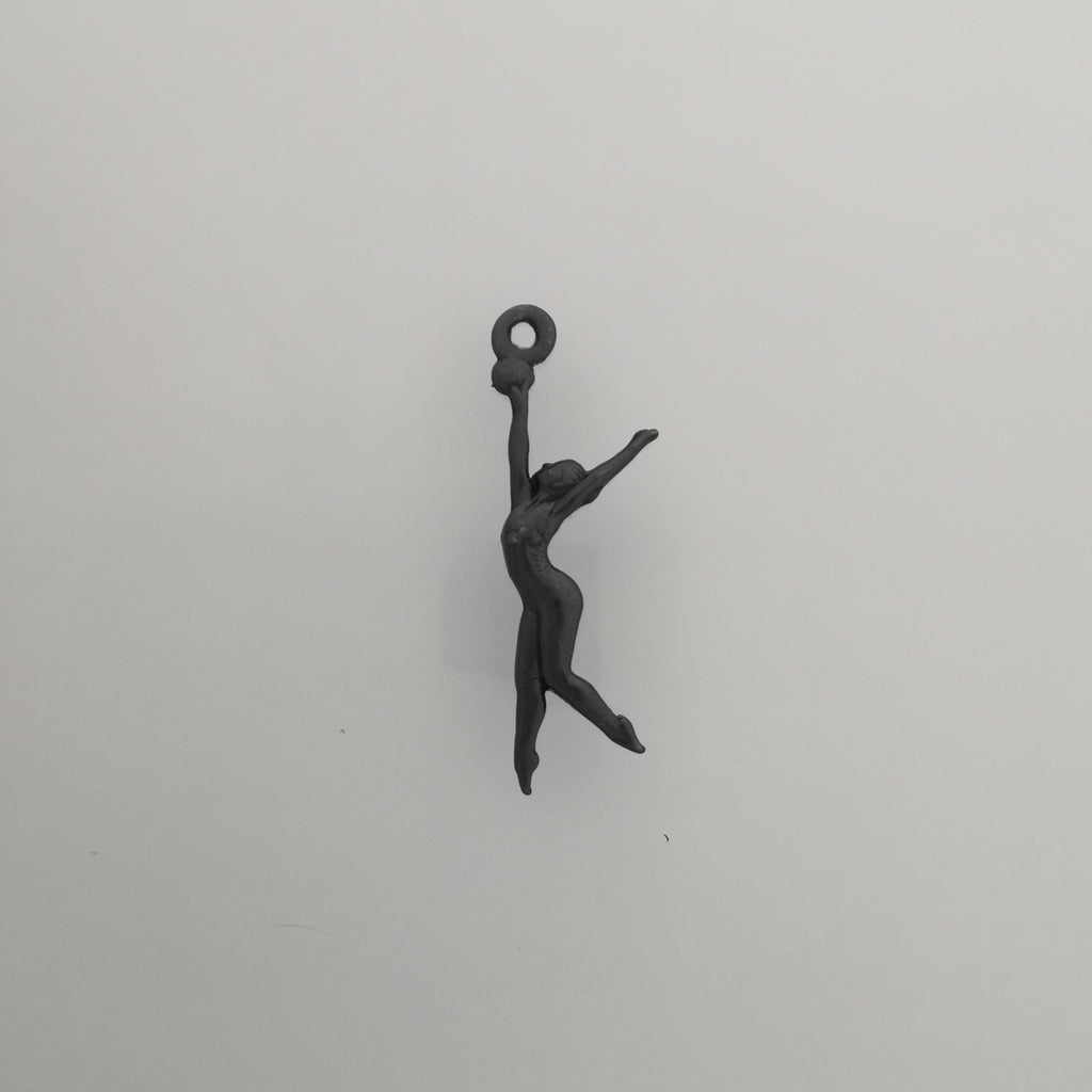 Художествена гимнастика (съчетание с топка) – Дамски спортен медальон от сребро 925 с оксидирано покритие – Ръчно изработено спортно бижу – Идеален подарък за жена, фенка на художествената гимнастика – SSJ