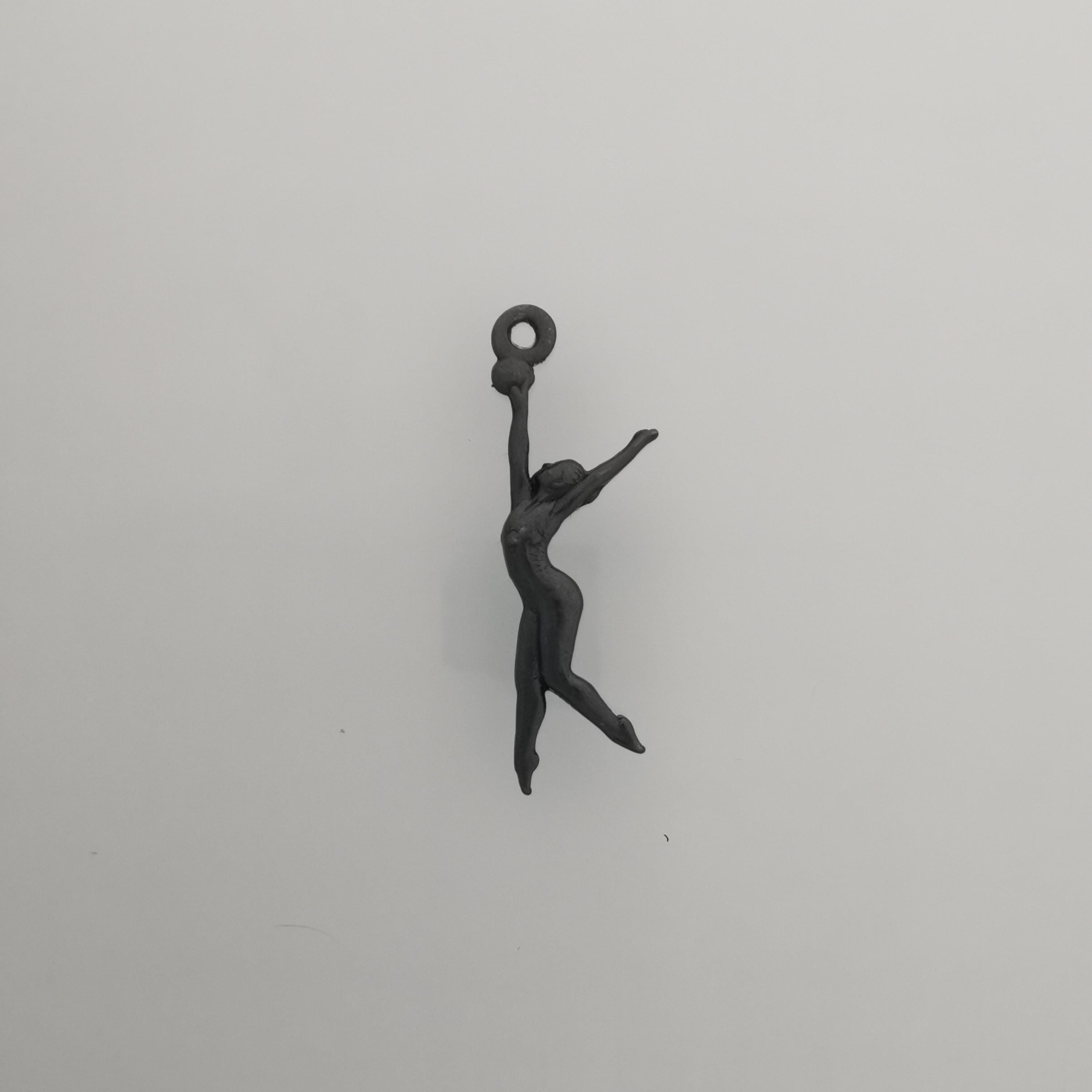 Художествена гимнастика (съчетание с топка) – Дамски спортен медальон от сребро 925 с оксидирано покритие – Ръчно изработено спортно бижу – Идеален подарък за жена, фенка на художествената гимнастика – SSJ