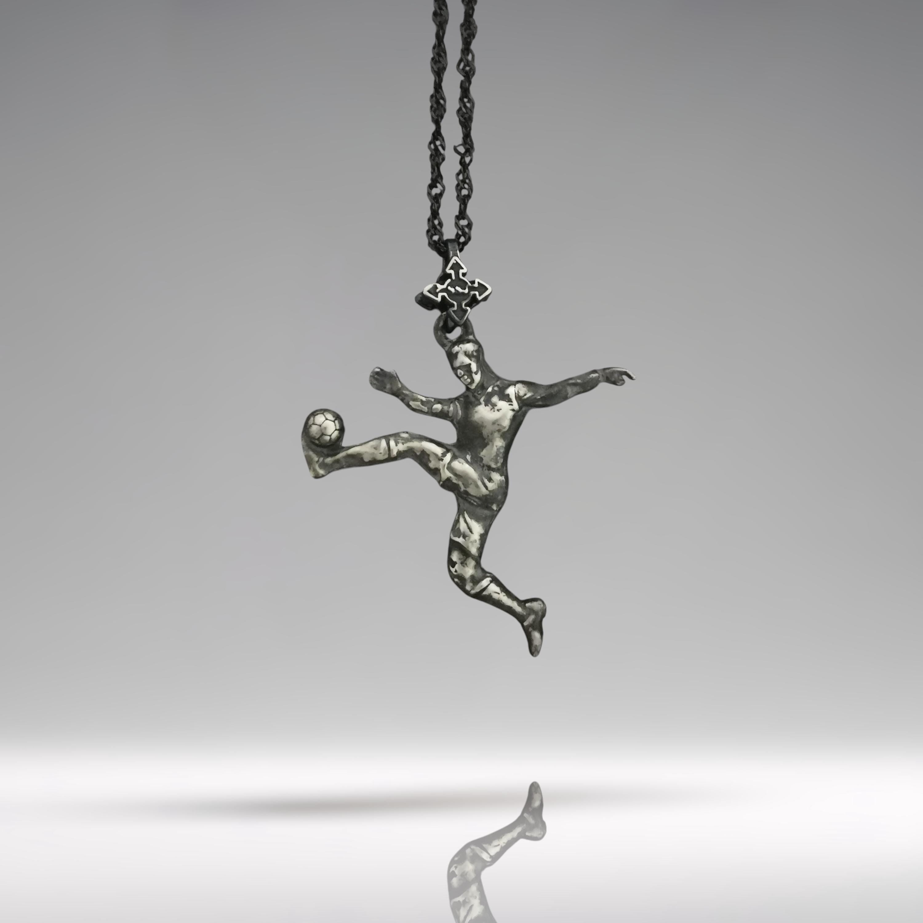 Футболист (воле) – Мъжки спортен медальон от сребро 925 с винтидж покритие – Ръчно изработено спортно бижу – Идеален подарък за мъж, фен на футбола – SSJ