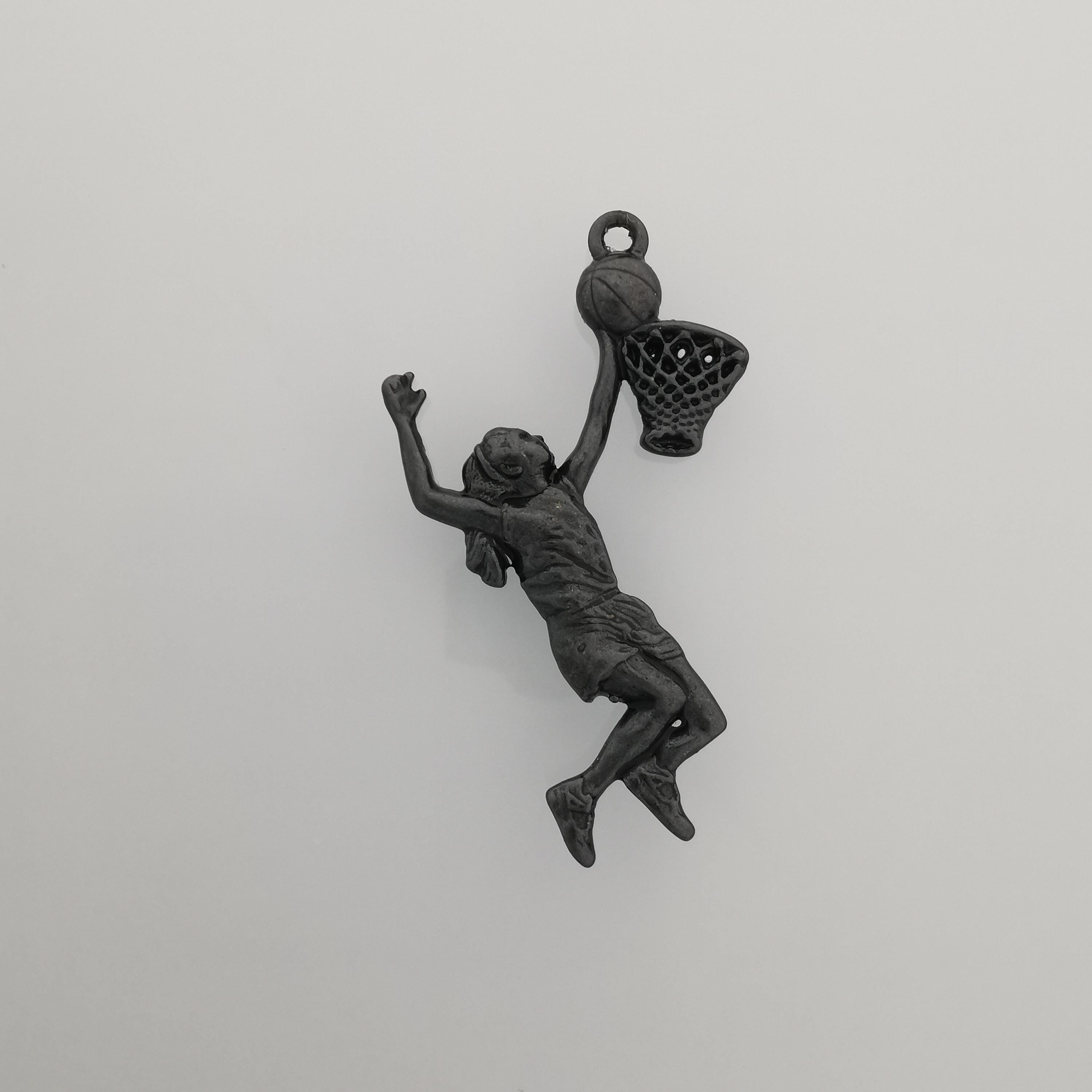 Баскетбол – Женски спортен медальон от сребро 925 с оксидирано покритие – Ръчно изработено бижу талисман за баскетболистки и фенки на спорта – Идеален подарък за спортист, треньор или почитател – SSJ