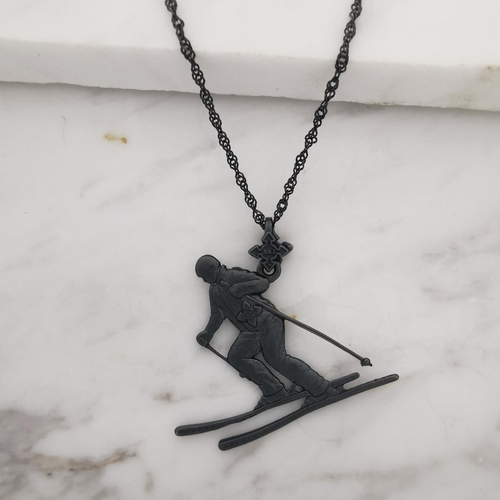 Скиор – Унисекс спортен медальон от сребро 925 с оксидирано покритие – Ръчно изработено спортно бижу – Идеален подарък за фен на зимните спортове – SSJ